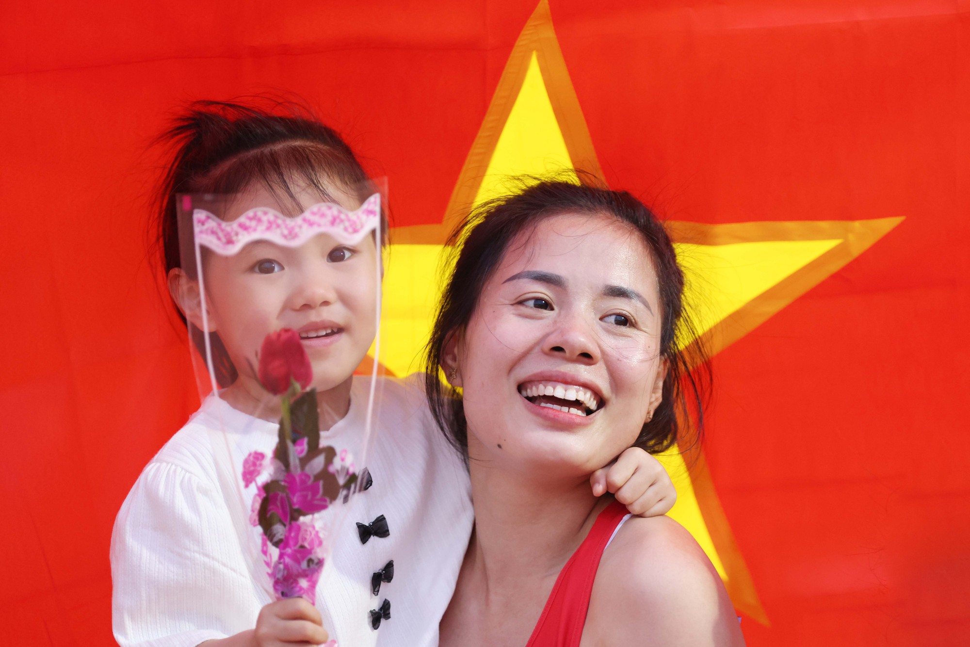 Khoảnh khắc ôm con ăn mừng của đội chạy tiếp sức nữ khi bảo vệ thành công HCV