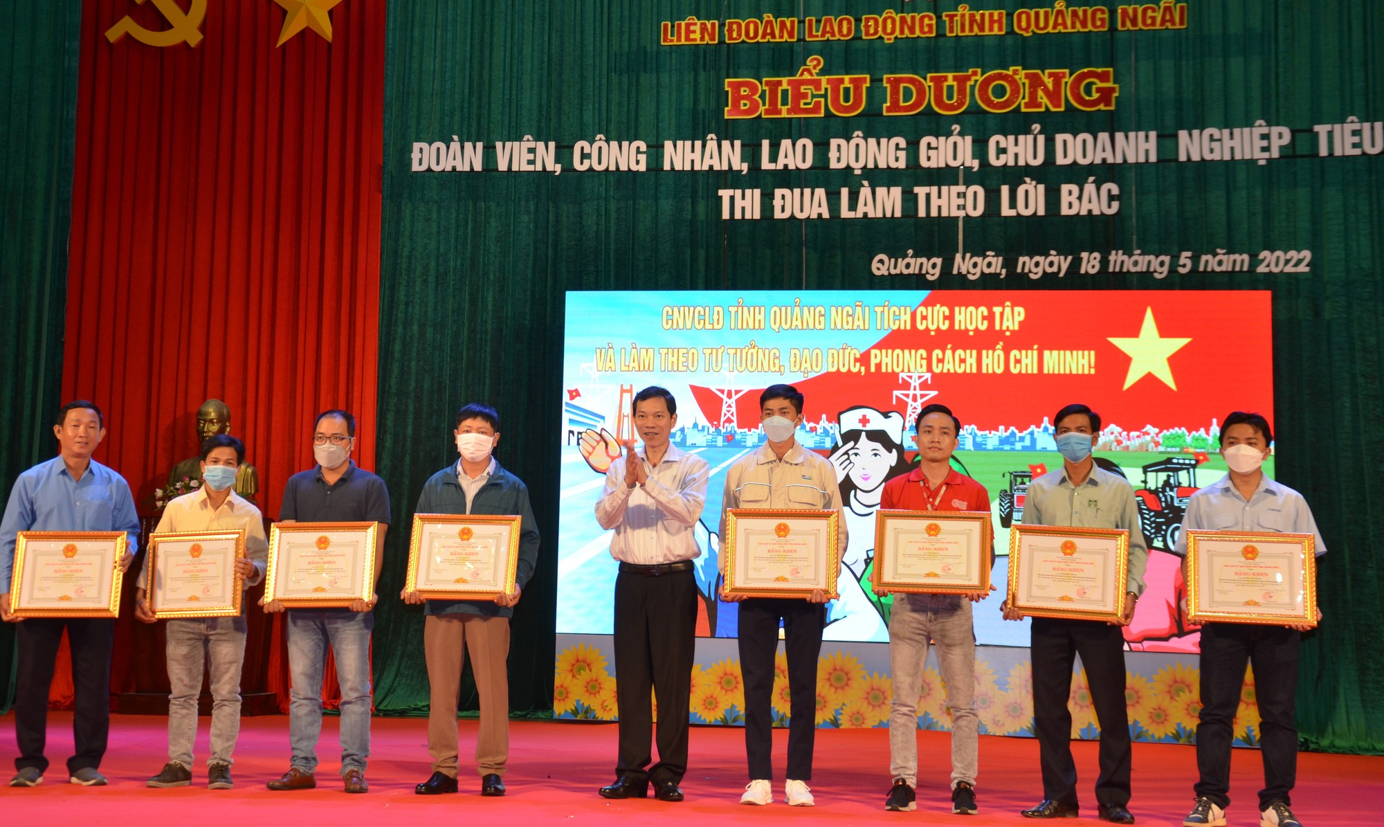Quảng Ng&atilde;i: Biểu dương c&ocirc;ng nh&acirc;n - lao động giỏi, doanh nghiệp ti&ecirc;u biểu - Ảnh 1.