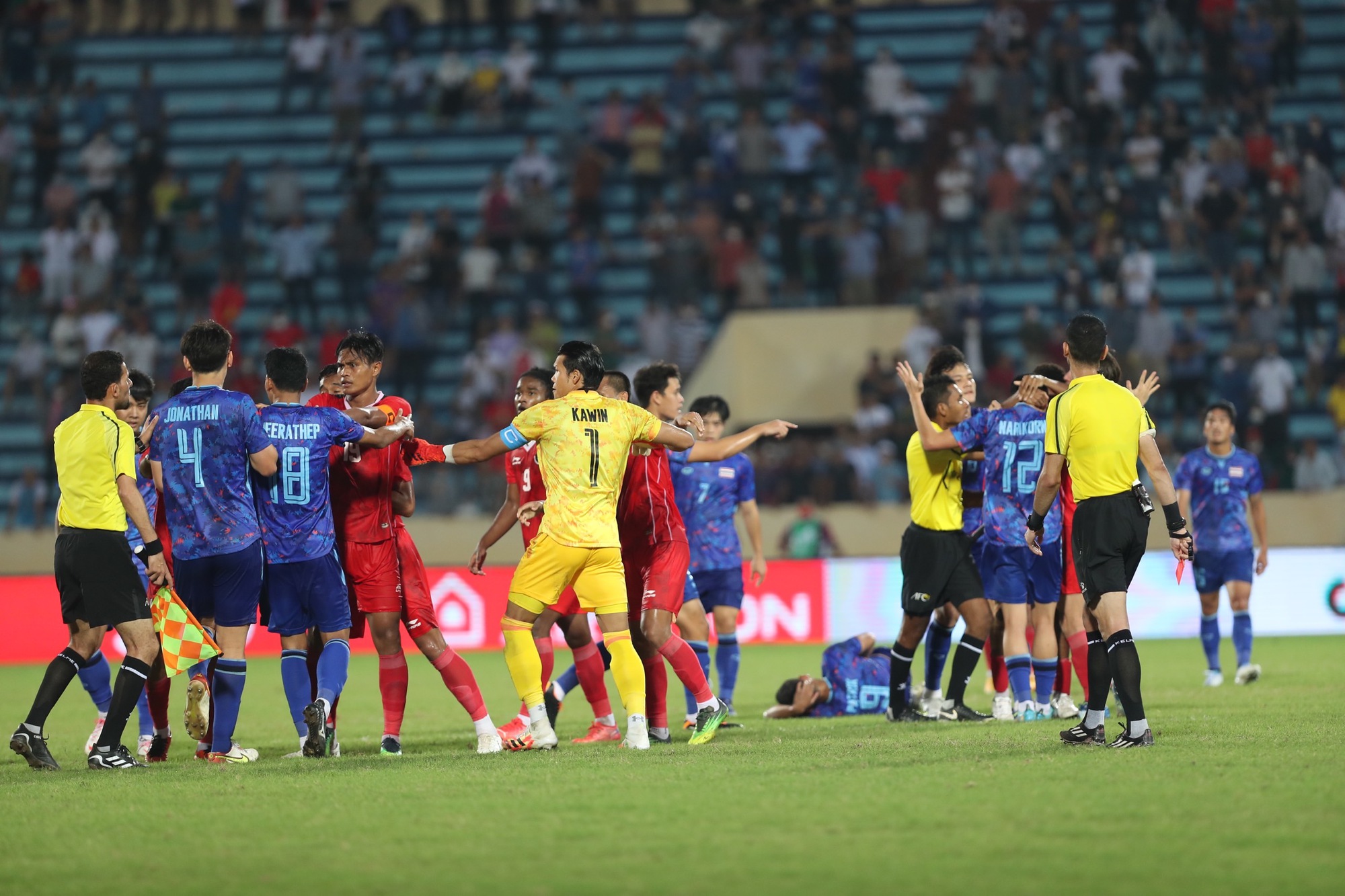 U23 Th&aacute;i Lan đ&aacute;nh bại Indonesia trong một trận cầu nhiều thẻ đỏ - Ảnh 9.