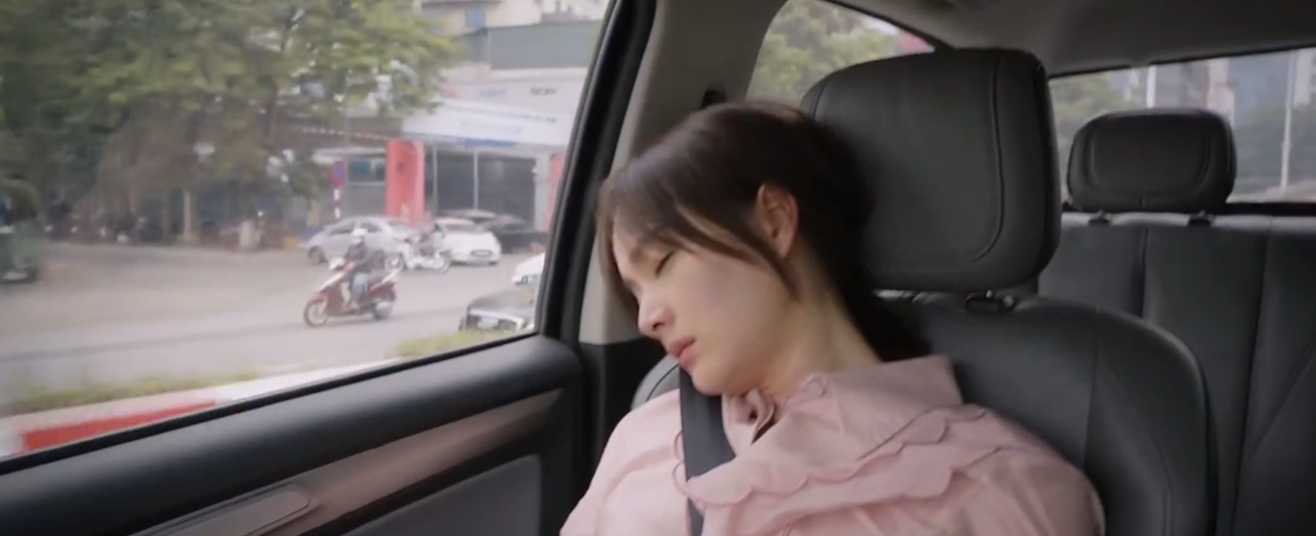 Phim bị &ldquo;b&uacute;a r&igrave;u&rdquo; dư luận v&igrave; cường điệu h&oacute;a bi kịch - Ảnh 1.