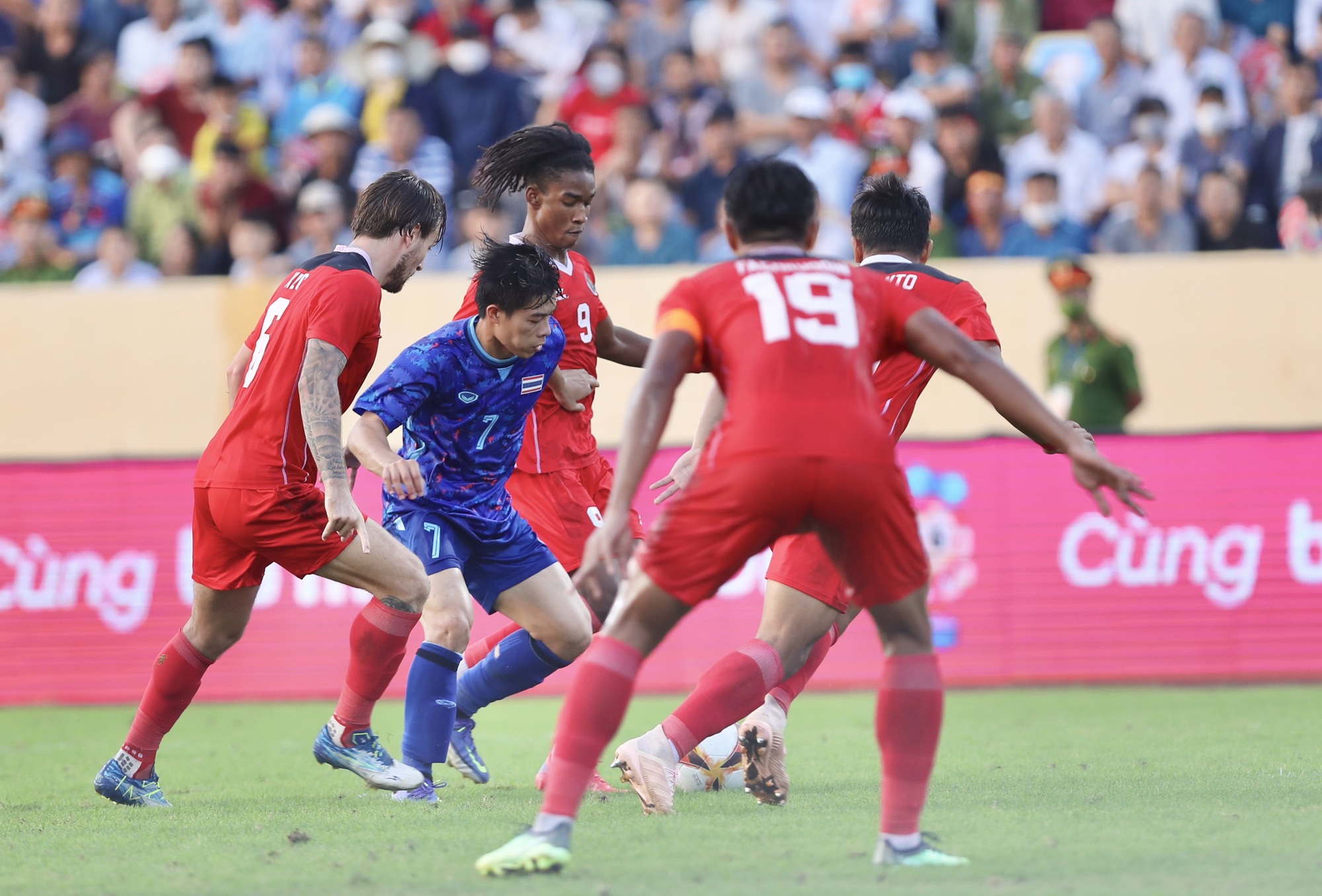 U23 Th&aacute;i Lan đ&aacute;nh bại Indonesia trong một trận cầu nhiều thẻ đỏ - Ảnh 2.