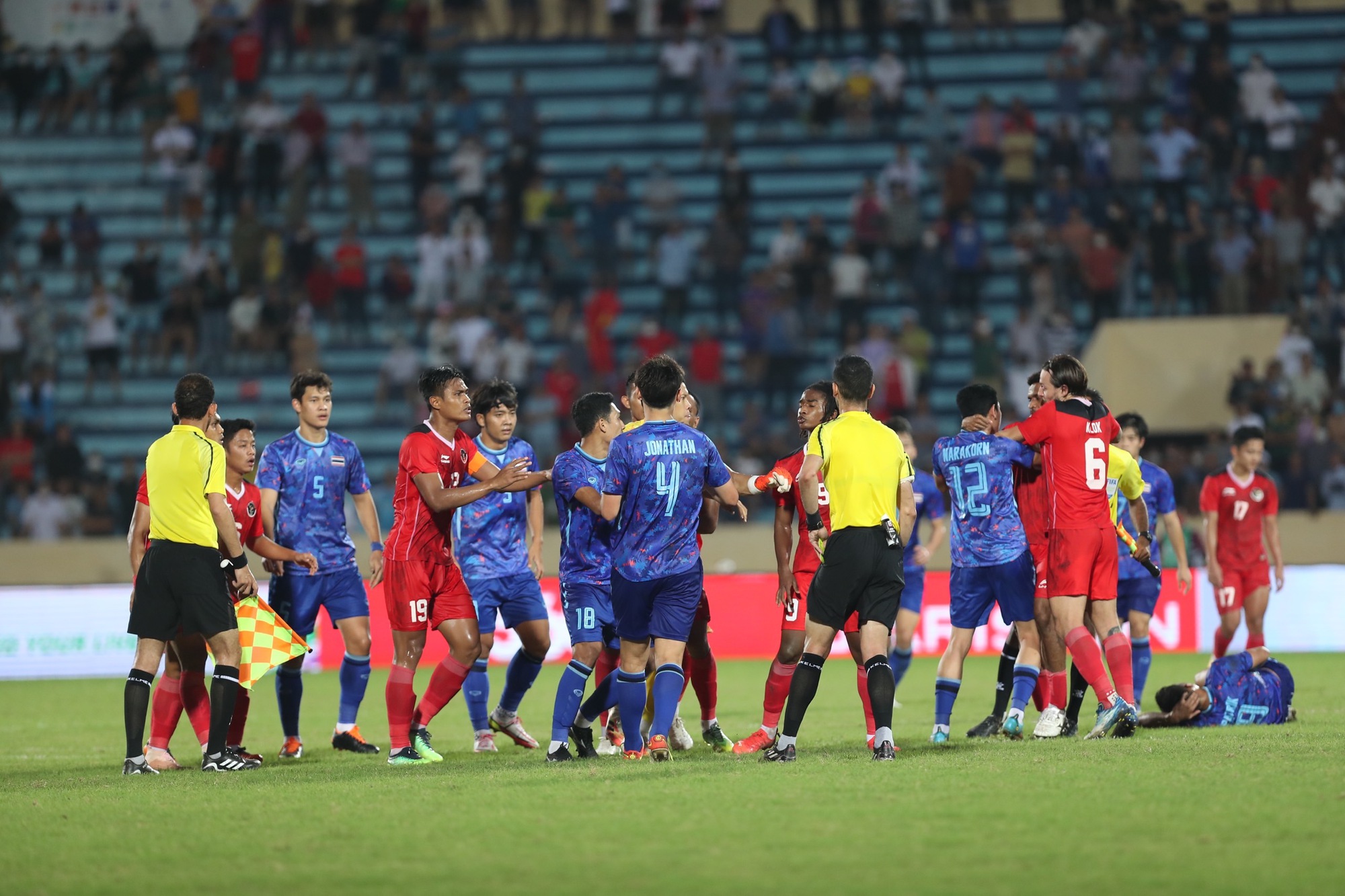 U23 Th&aacute;i Lan đ&aacute;nh bại Indonesia trong một trận cầu nhiều thẻ đỏ - Ảnh 8.
