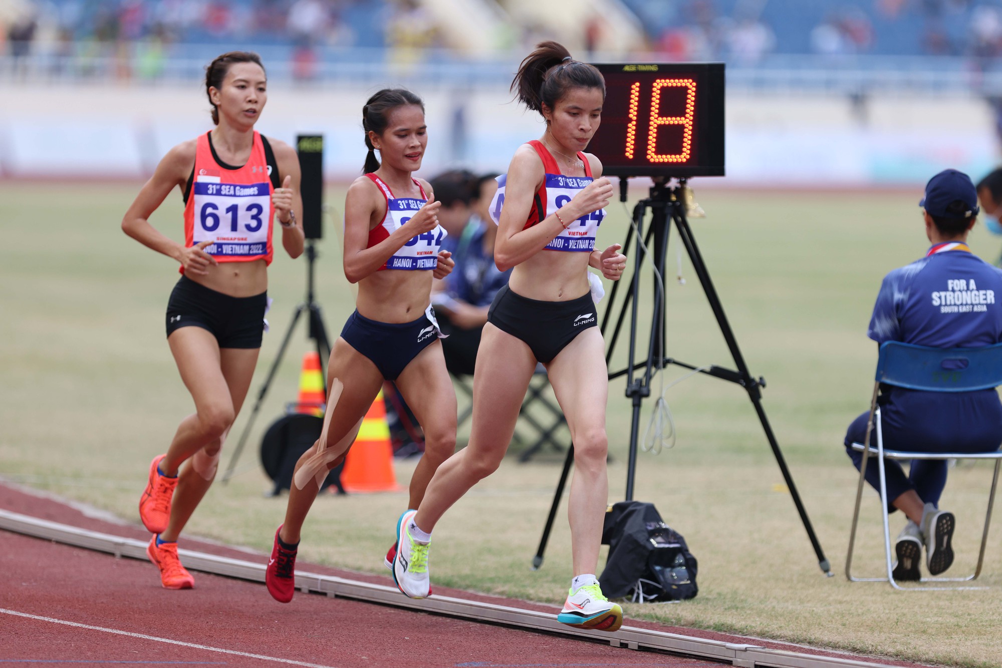 Cận cảnh đ&ocirc;i gi&agrave;y tai hại khiến L&ograve; Thị Thanh bị tước HCB SEA Games 31 - Ảnh 2.