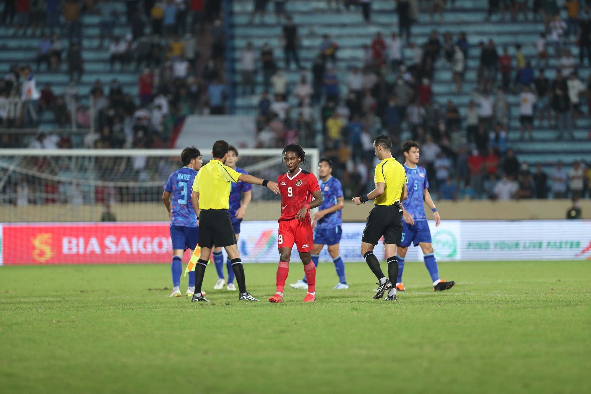 U23 Th&aacute;i Lan đ&aacute;nh bại Indonesia trong một trận cầu nhiều thẻ đỏ - Ảnh 6.