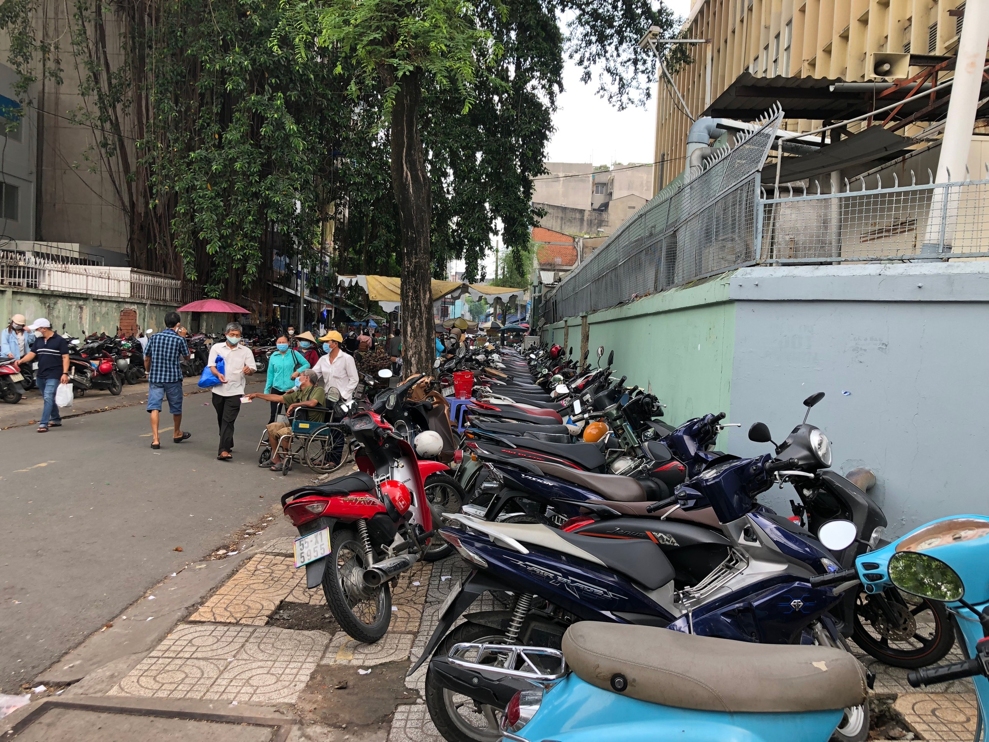 B&atilde;i giữ xe quanh bệnh viện vẫn tr&ecirc;u ngươi - Ảnh 2.