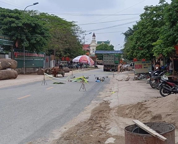 Tài xế mở cửa xe ôtô bất cẩn, người phụ nữ đi xe đạp bị xe tải cán tử vong