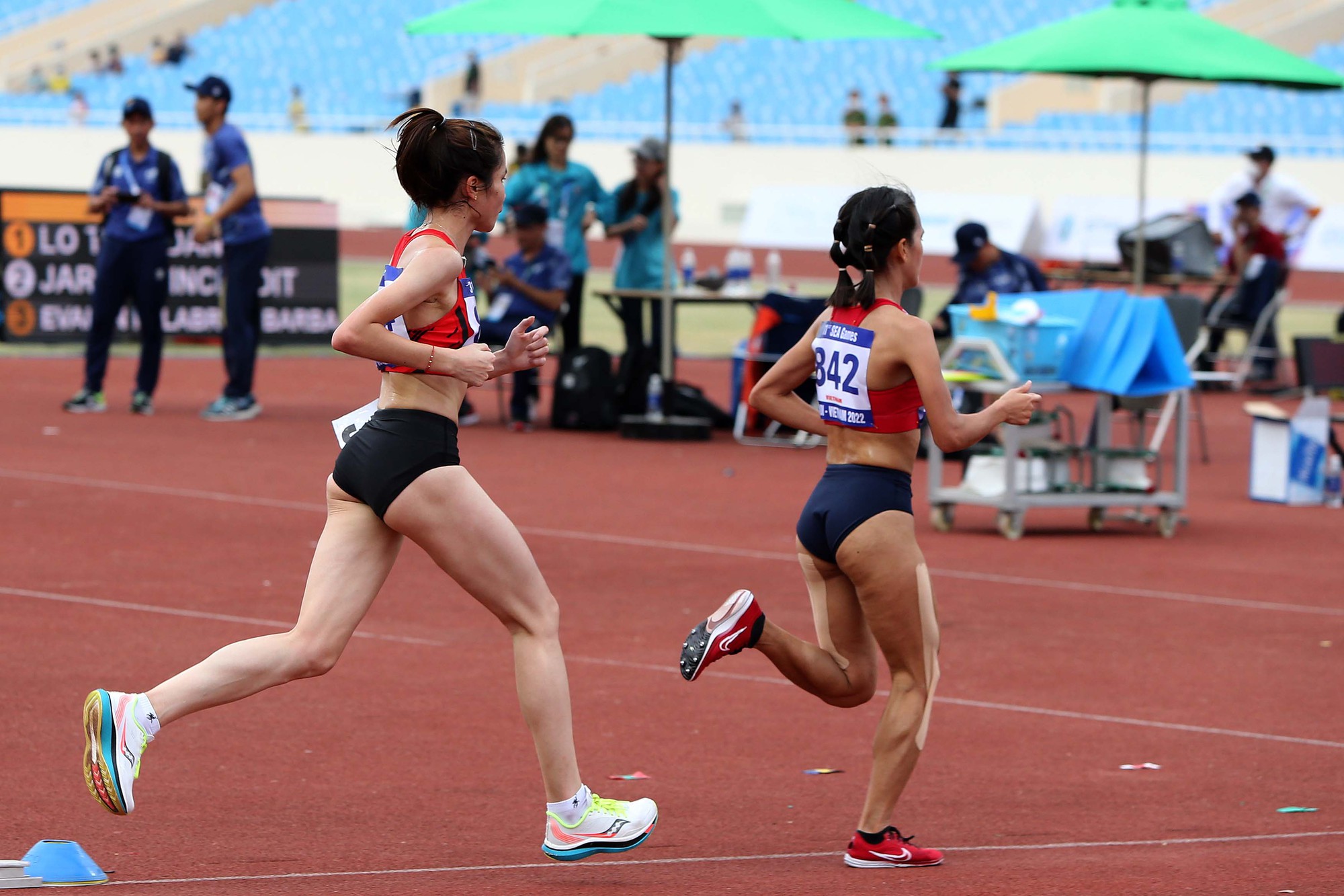 Cận cảnh đ&ocirc;i gi&agrave;y tai hại khiến L&ograve; Thị Thanh bị tước HCB SEA Games 31 - Ảnh 6.