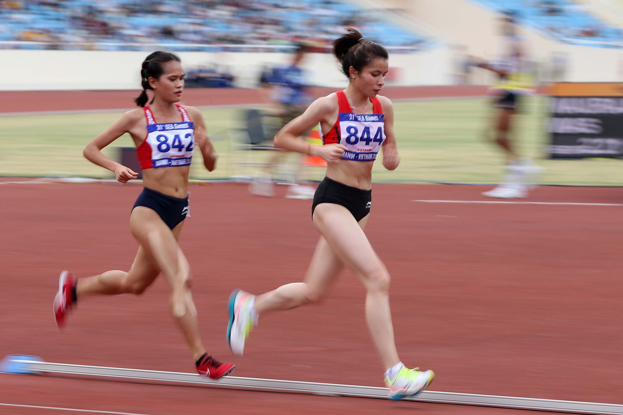 Cận cảnh đ&ocirc;i gi&agrave;y tai hại khiến L&ograve; Thị Thanh bị tước HCB SEA Games 31 - Ảnh 5.