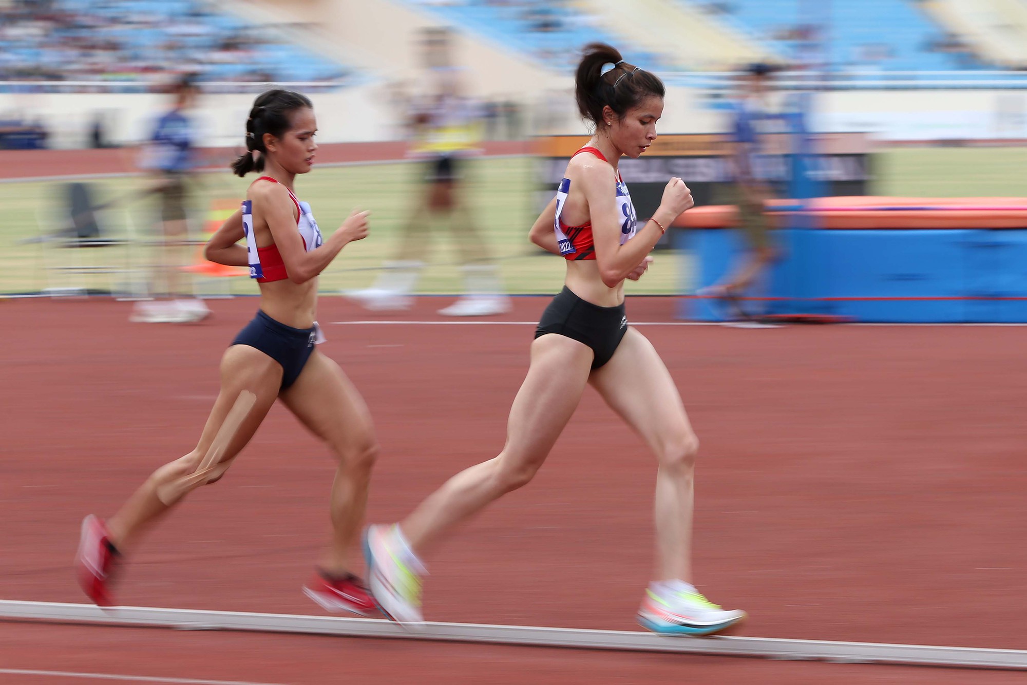 Cận cảnh đ&ocirc;i gi&agrave;y tai hại khiến L&ograve; Thị Thanh bị tước HCB SEA Games 31 - Ảnh 9.