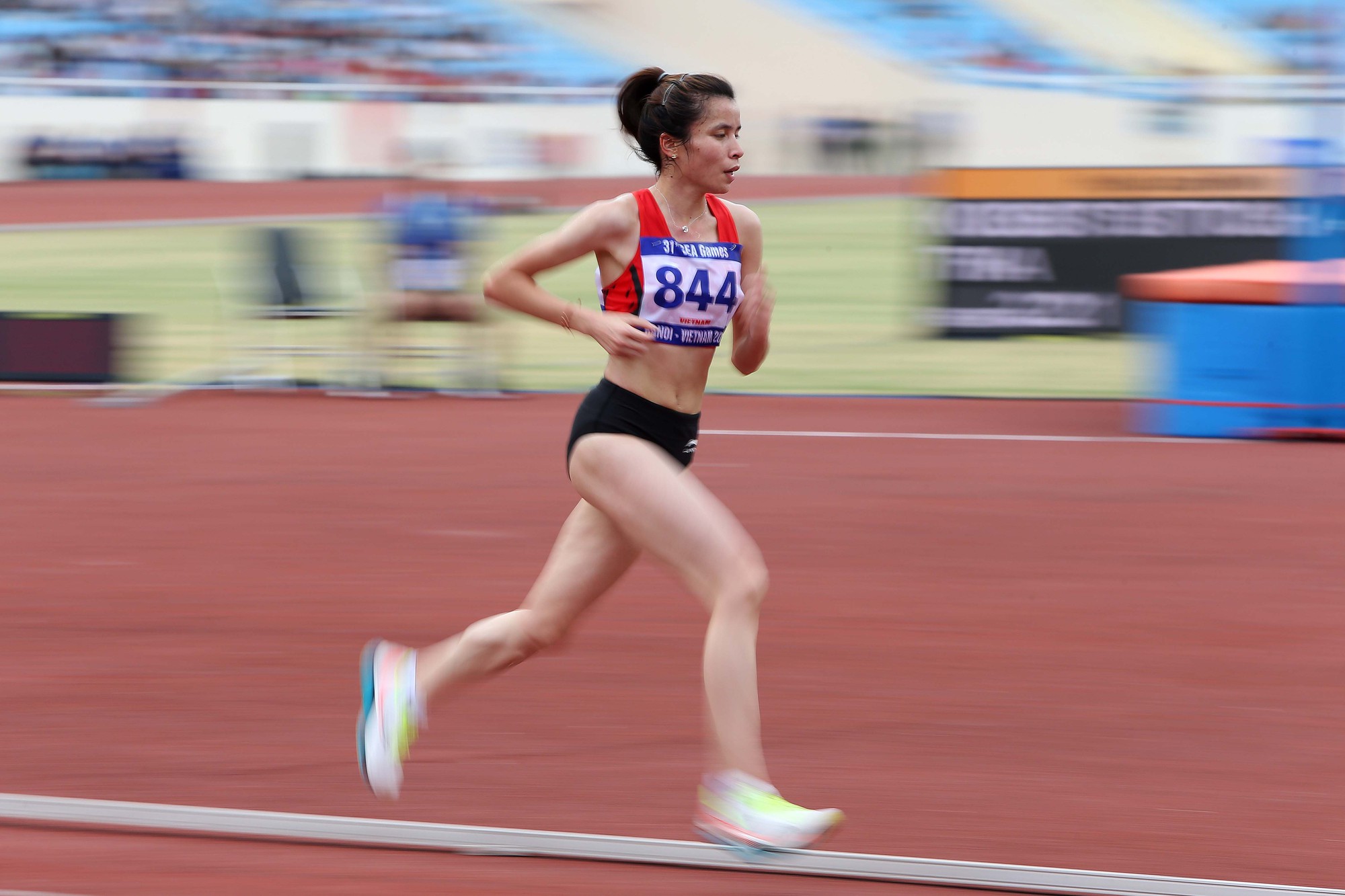 Cận cảnh đ&ocirc;i gi&agrave;y tai hại khiến L&ograve; Thị Thanh bị tước HCB SEA Games 31 - Ảnh 3.