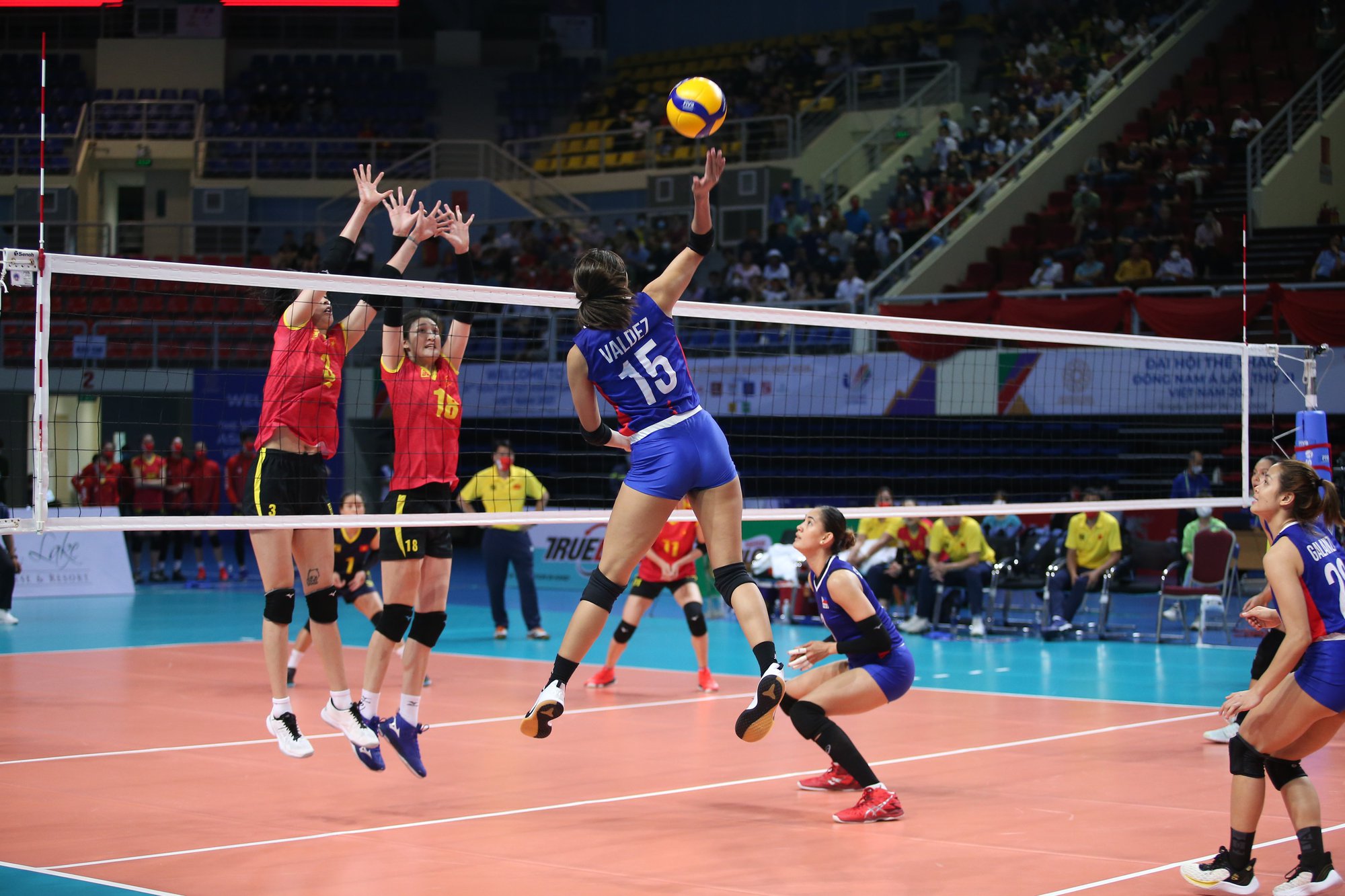 Bóng chuyền nữ Việt Nam thắng Philippines, vào chung kết SEA Games 31 - Ảnh 4.