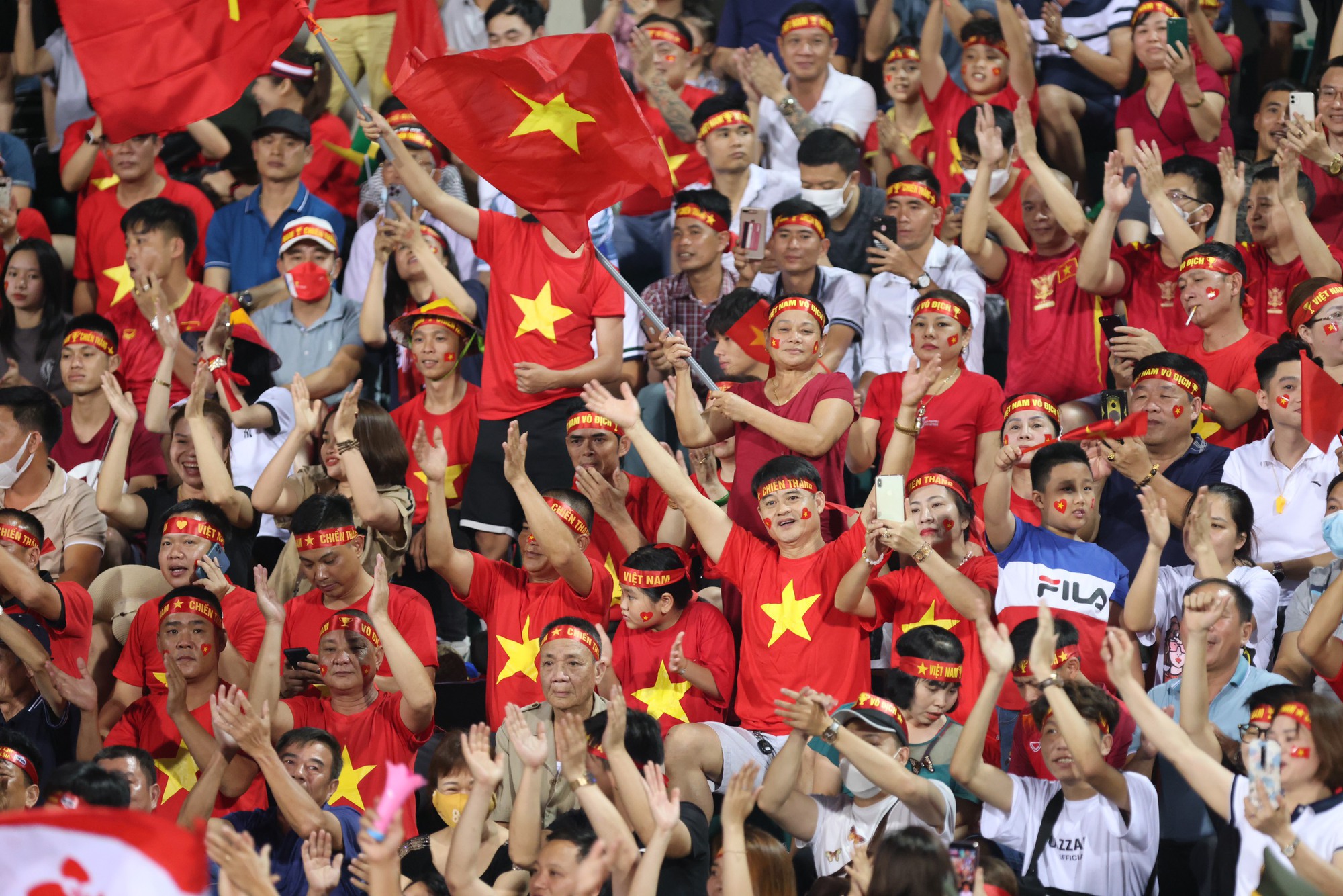 Chảo lửa trên sân Việt Trì trận U23 Việt Nam - Malaysia - Ảnh 9.