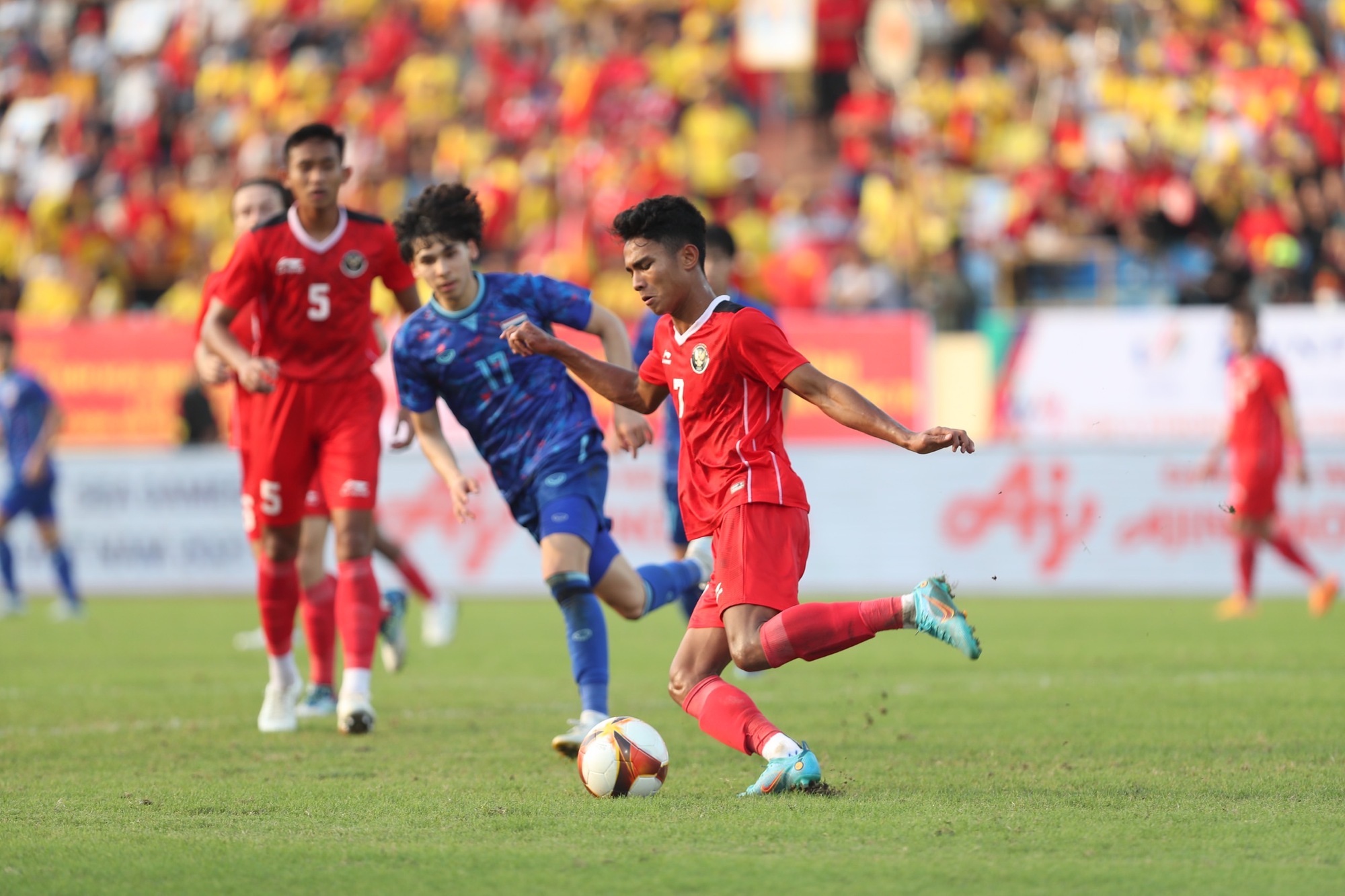 U23 Th&aacute;i Lan đ&aacute;nh bại Indonesia trong một trận cầu nhiều thẻ đỏ - Ảnh 1.