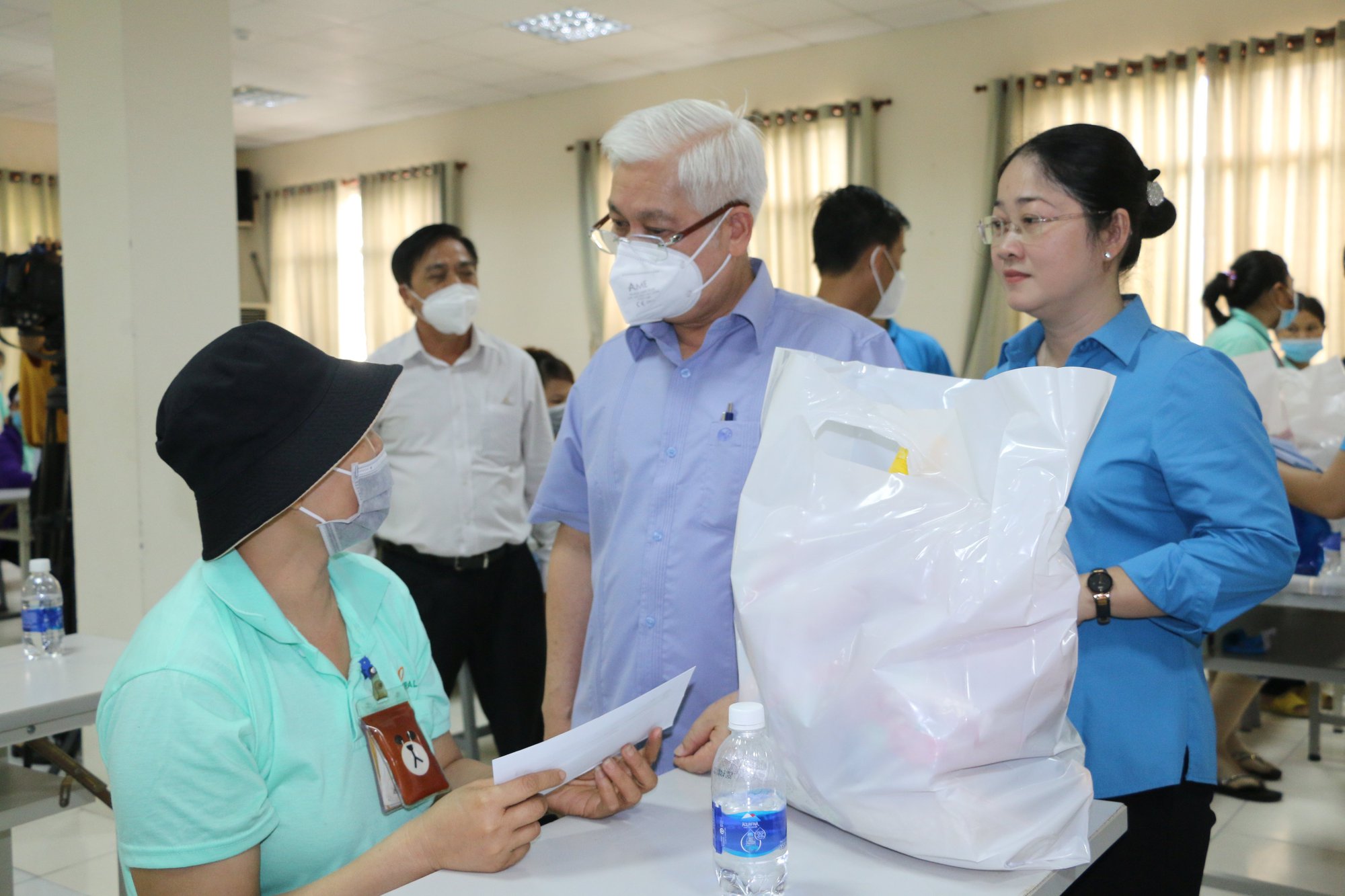 Lãnh đạo tỉnh Bình Dương thăm, tặng quà công nhân khó khăn