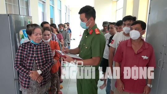 CLIP: Bắt quả tang nhiều phụ nữ đánh bạc trong ngôi nhà hoang