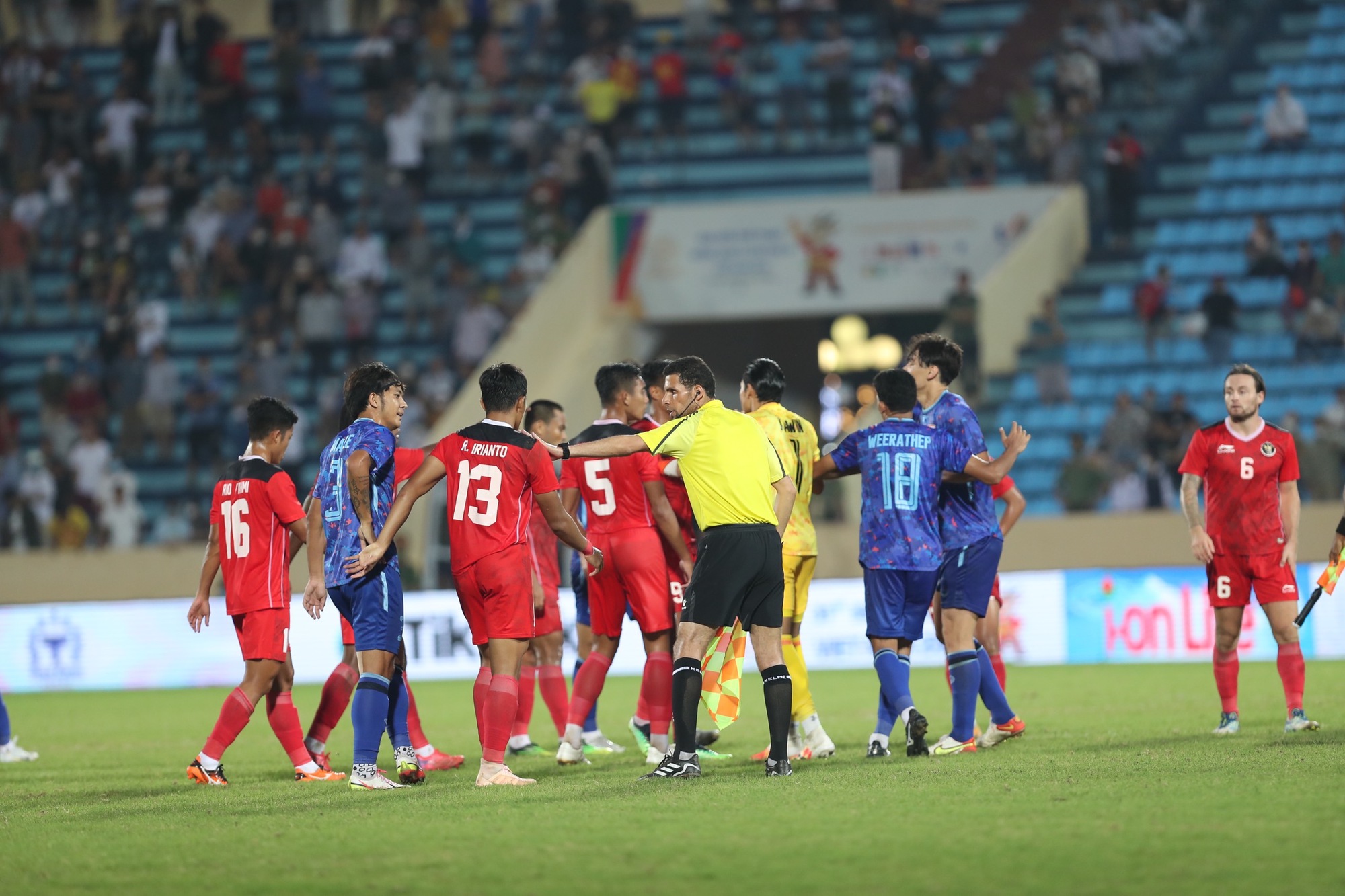 U23 Th&aacute;i Lan đ&aacute;nh bại Indonesia trong một trận cầu nhiều thẻ đỏ - Ảnh 11.