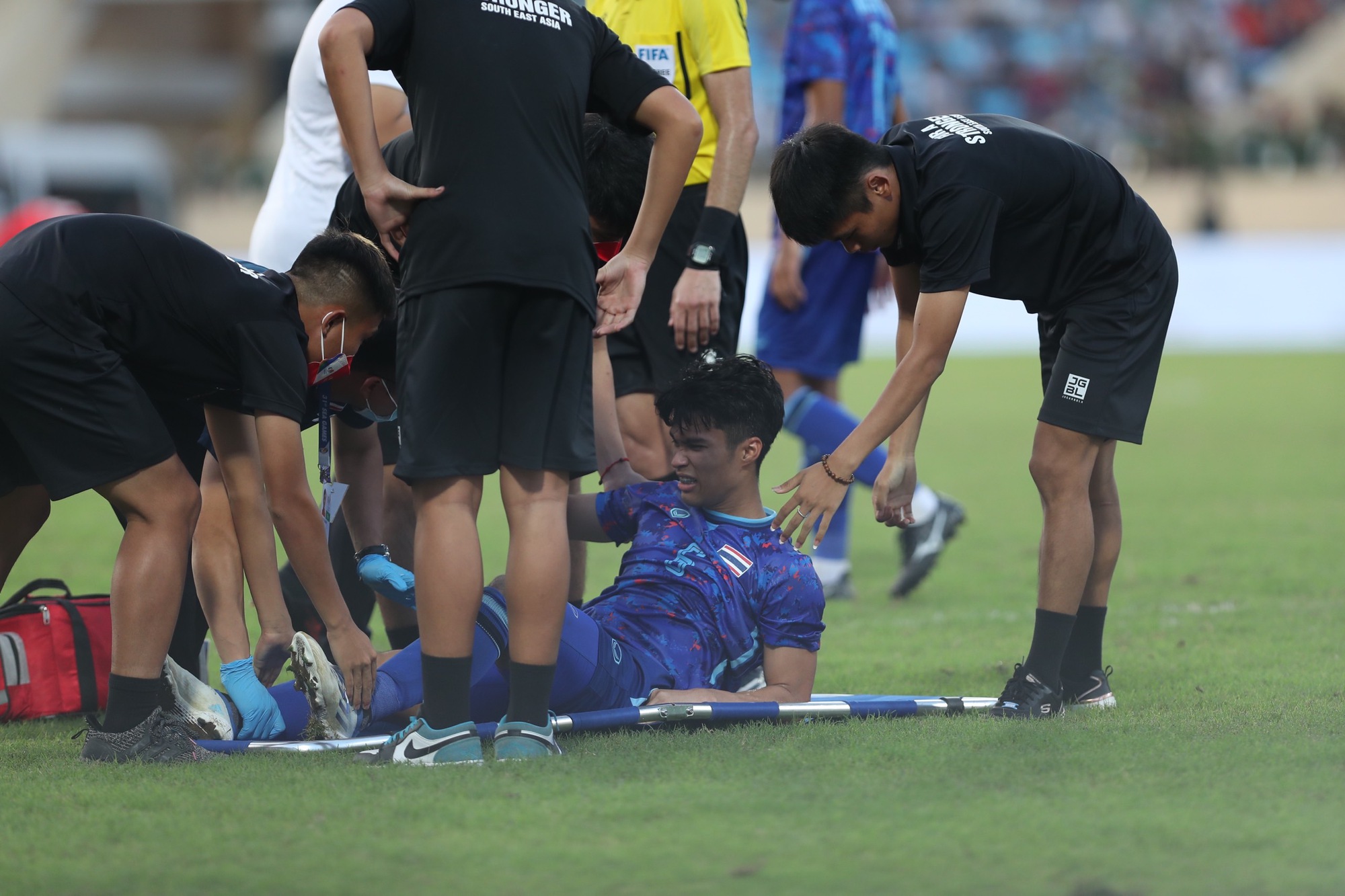U23 Th&aacute;i Lan đ&aacute;nh bại Indonesia trong một trận cầu nhiều thẻ đỏ - Ảnh 12.