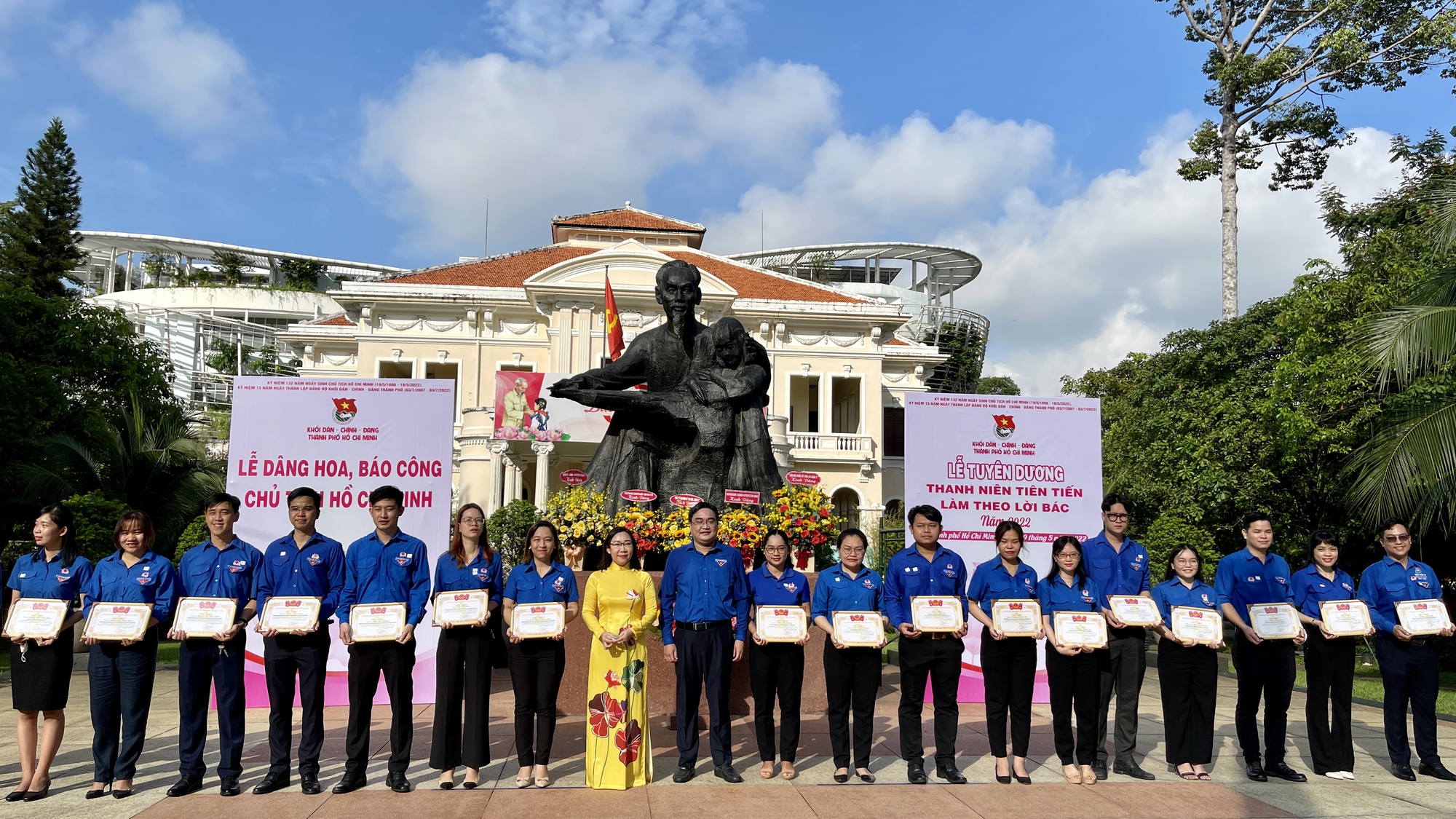Tuổi trẻ TP HCM báo công dâng Bác