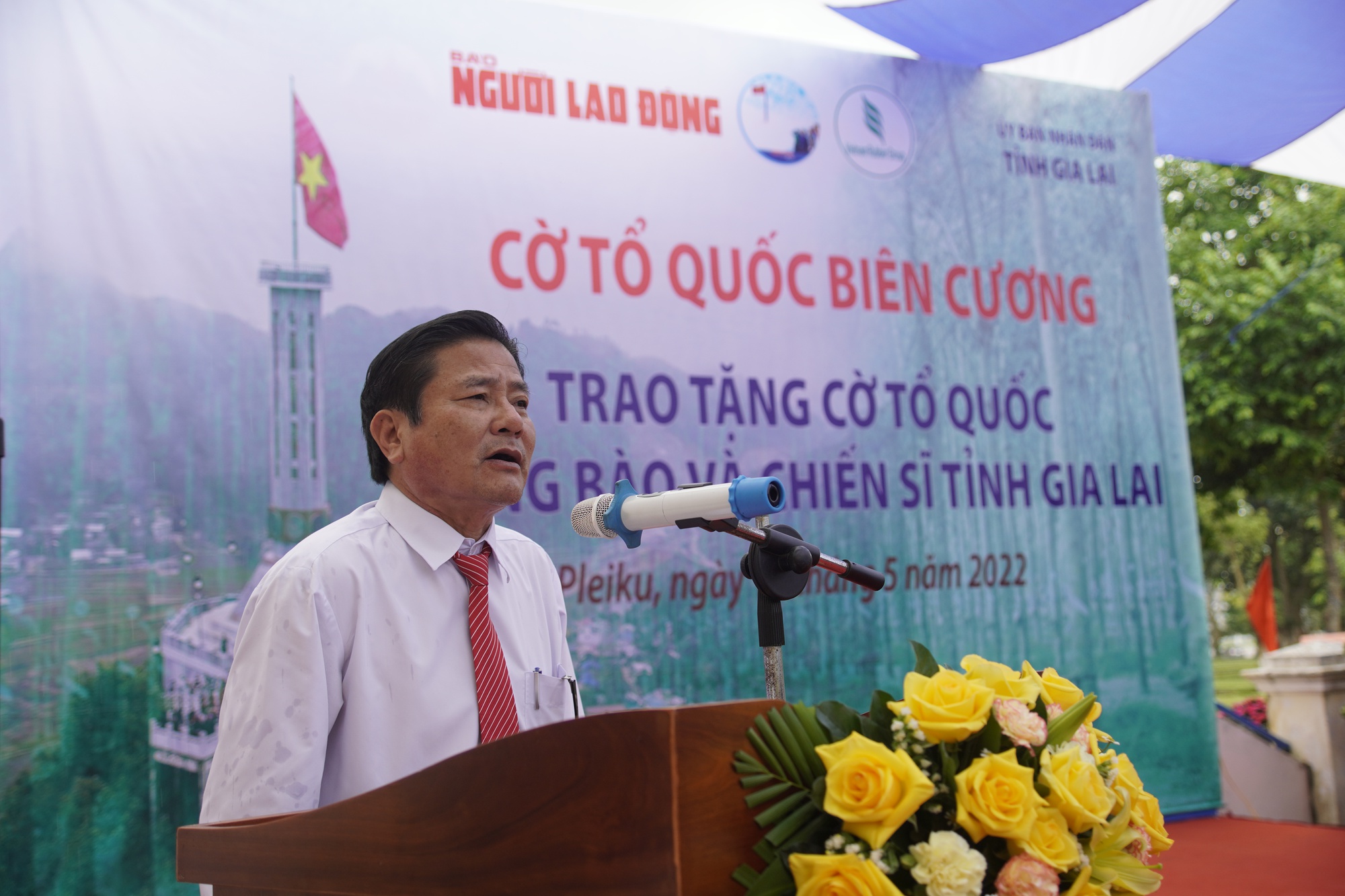 Tặng 10.000 l&aacute; cờ Tổ quốc cho đồng b&agrave;o, chiến sĩ tỉnh Gia Lai - Ảnh 3.