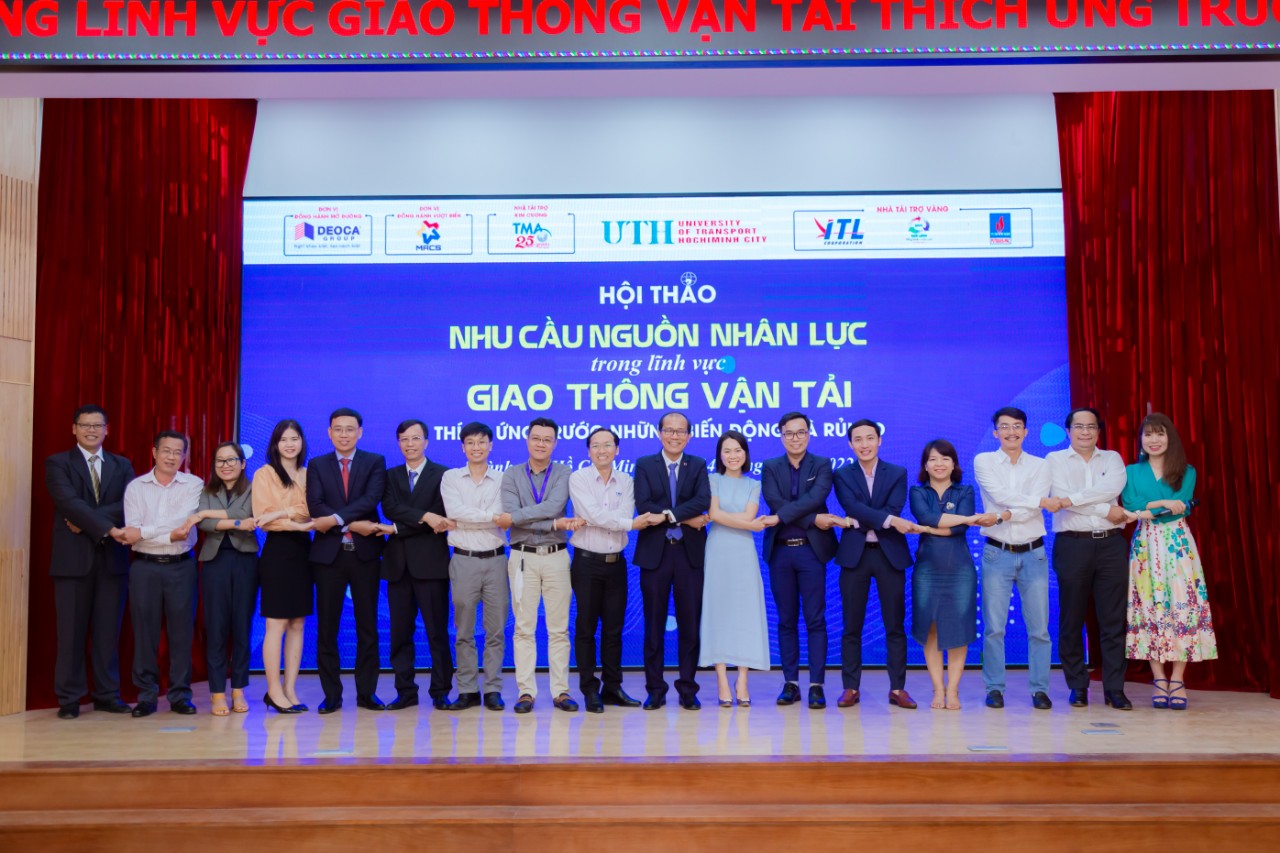 S&ocirc;i nổi ng&agrave;y hội việc l&agrave;m Trường Đại học Giao th&ocirc;ng Vận tải TP HCM - Ảnh 1.