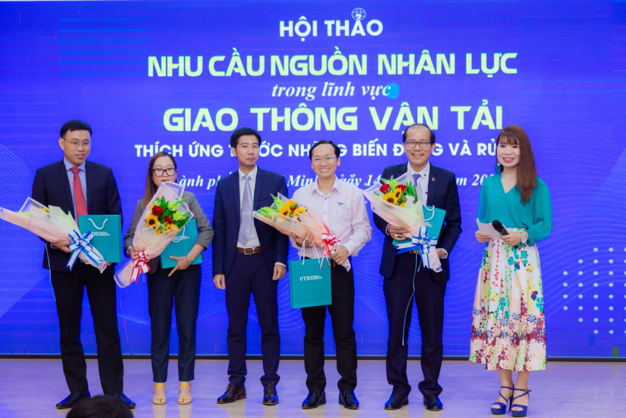 S&ocirc;i nổi ng&agrave;y hội việc l&agrave;m Trường Đại học Giao th&ocirc;ng Vận tải TP HCM - Ảnh 2.