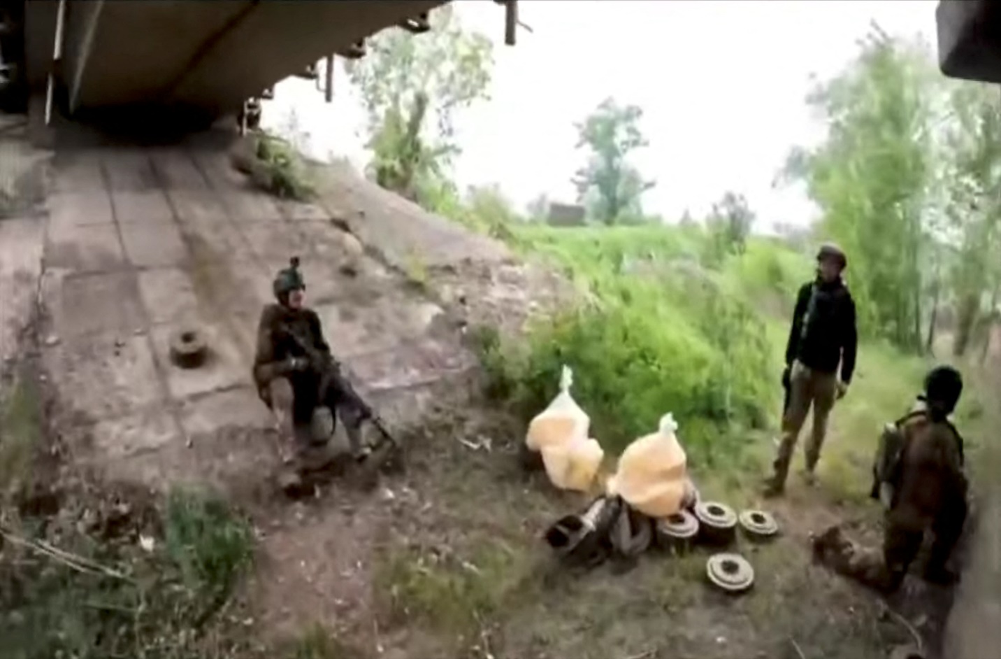 Ukraine kh&ocirc;ng n&oacute;i th&ecirc;m về t&igrave;nh h&igrave;nh nh&agrave; m&aacute;y th&eacute;p Azovstal ở Mariupol - Ảnh 2.