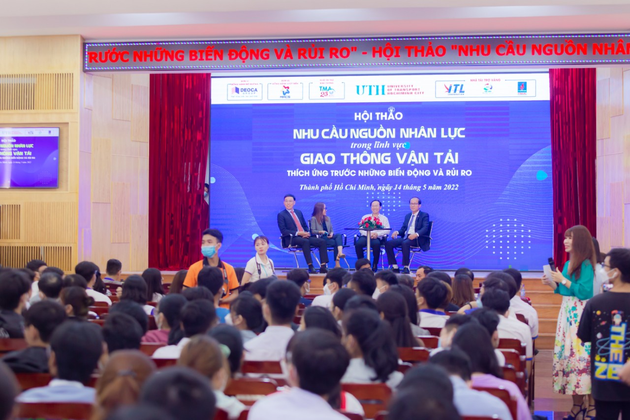 S&ocirc;i nổi ng&agrave;y hội việc l&agrave;m Trường Đại học Giao th&ocirc;ng Vận tải TP HCM - Ảnh 3.