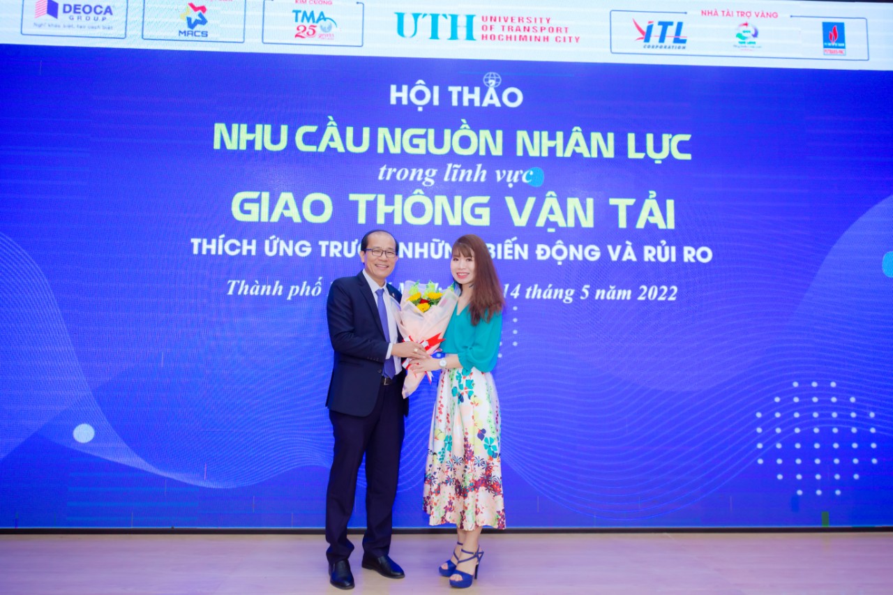 S&ocirc;i nổi ng&agrave;y hội việc l&agrave;m Trường Đại học Giao th&ocirc;ng Vận tải TP HCM - Ảnh 4.