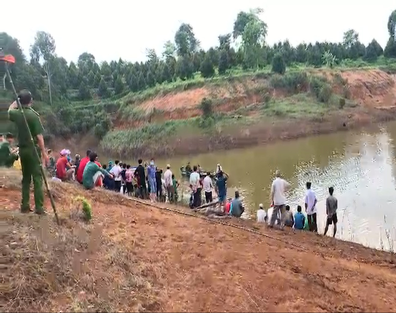 Cả trăm người ra sức tìm kiếm thi thể 1 cháu bé dưới hồ nước sâu