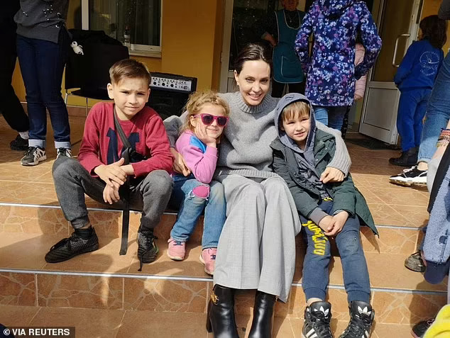 Angelina Jolie bí mật thăm trẻ mồ côi ở Ukraine