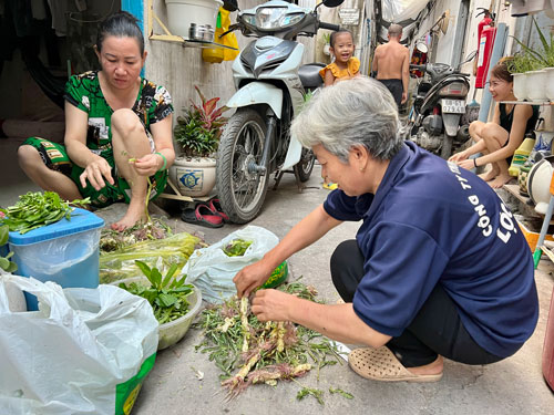 Người lao động thắt lưng buộc bụng