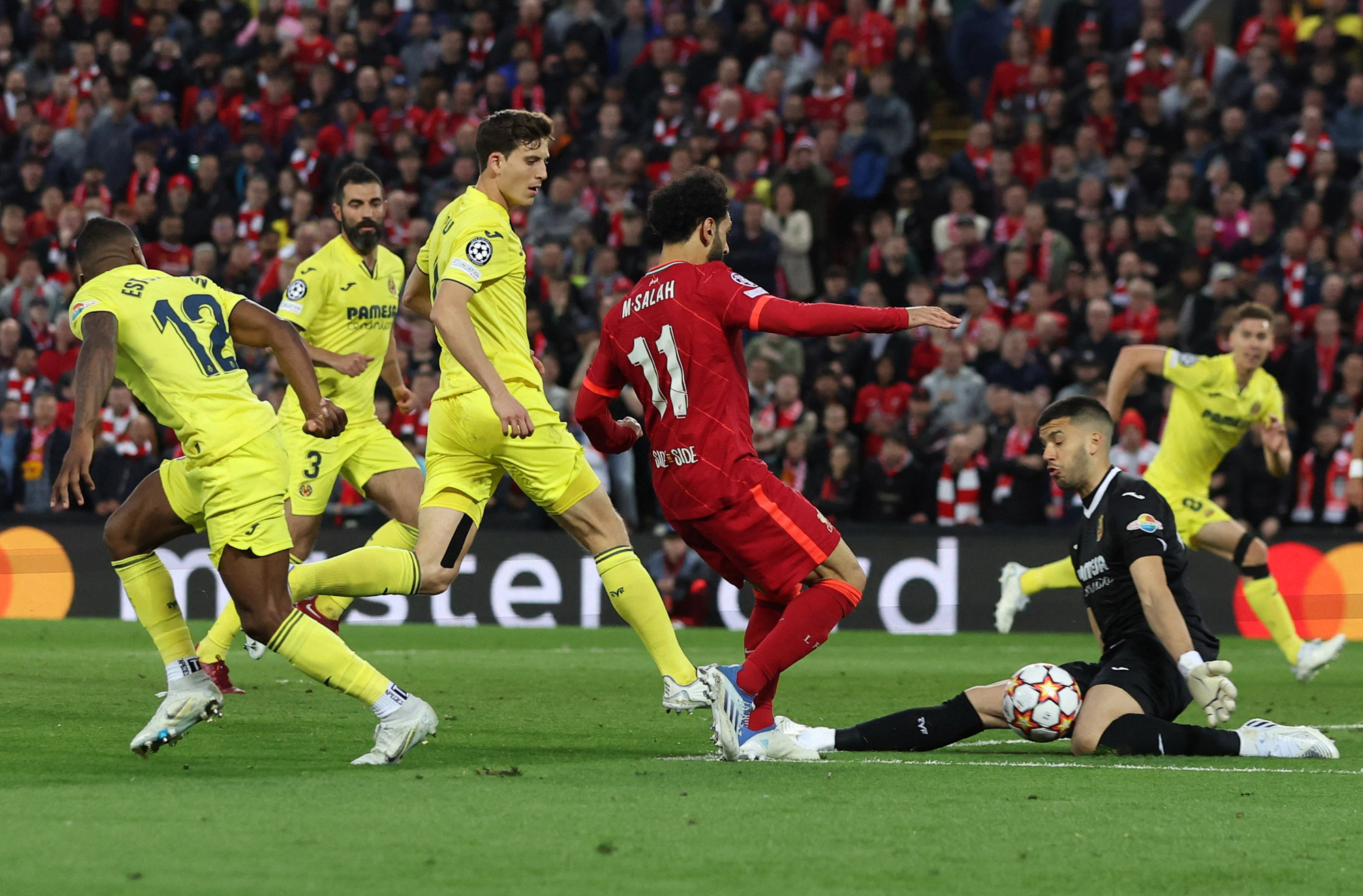Liverpool quyết nhấn chìm "tàu ngầm vàng"