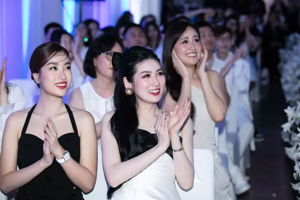Tho&aacute;t vai g&aacute;i ngoan, Đỗ Mỹ Linh sexy n&oacute;ng bỏng - Ảnh 5.