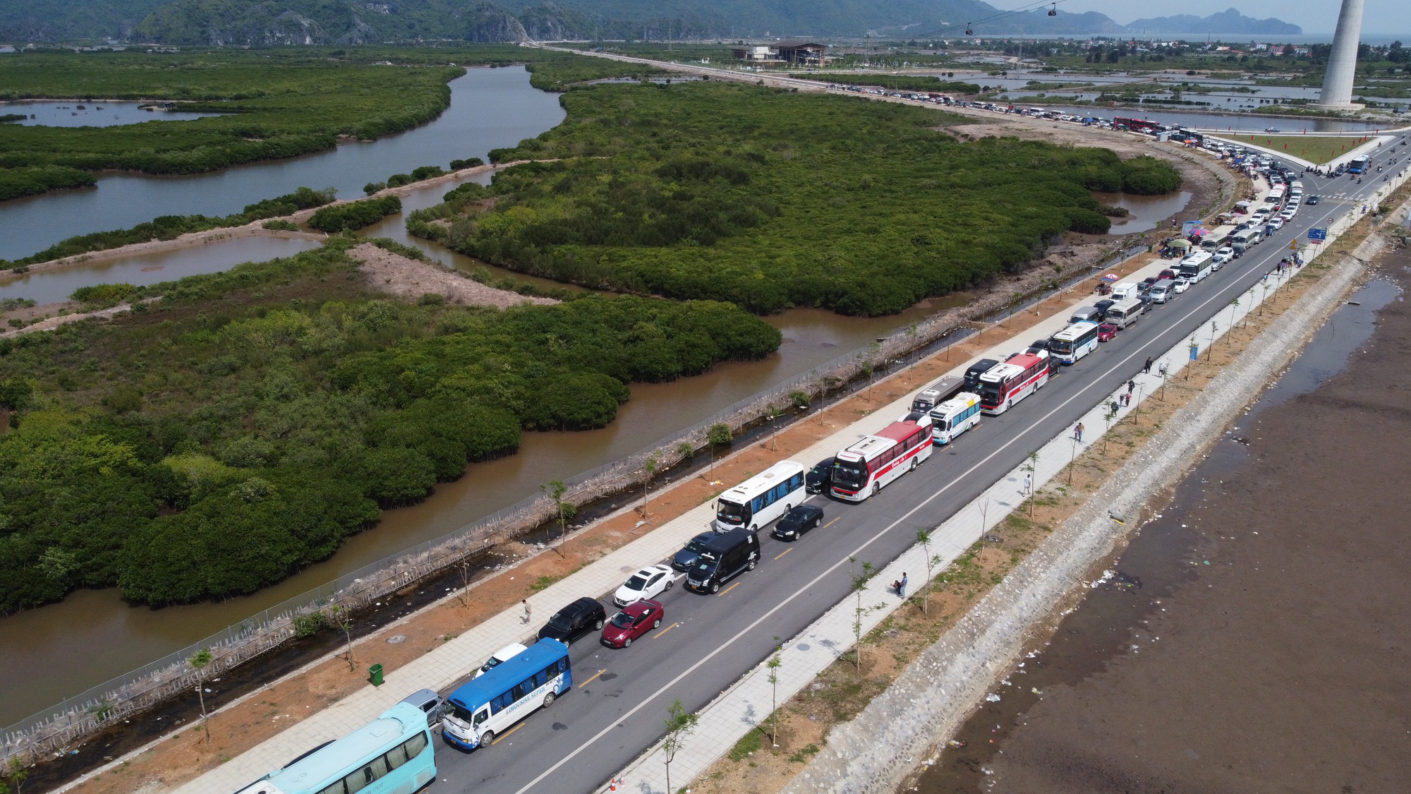 Du khách vật vã 2 ngày mới rời được Cát Bà - Ảnh 5.