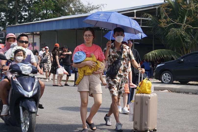 Du kh&aacute;ch vật v&atilde; 2 ng&agrave;y mới rời được C&aacute;t B&agrave; - Ảnh 2.