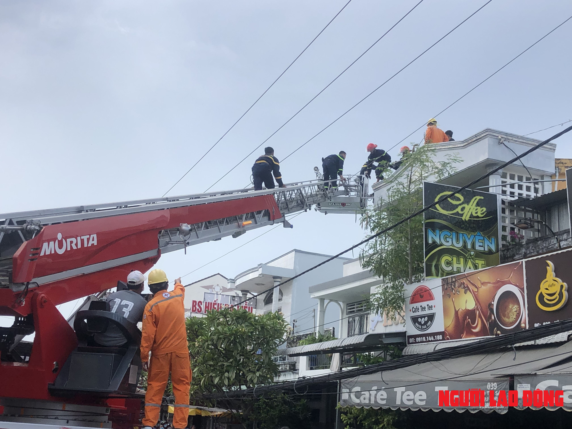 CLIP: 2 người bị ph&oacute;ng điện nguy kịch, nhiều người chứng kiến trong lo sợ - Ảnh 2.