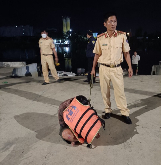 Từ tin b&aacute;o của người d&acirc;n, c&ocirc;ng an triển khai cuộc v&acirc;y bắt tr&ecirc;n s&ocirc;ng Chợ Đệm - Ảnh 3.