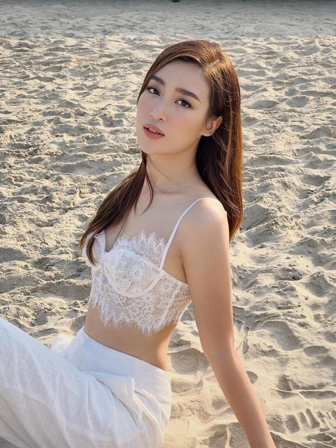 Tho&aacute;t vai g&aacute;i ngoan, Đỗ Mỹ Linh sexy n&oacute;ng bỏng - Ảnh 2.