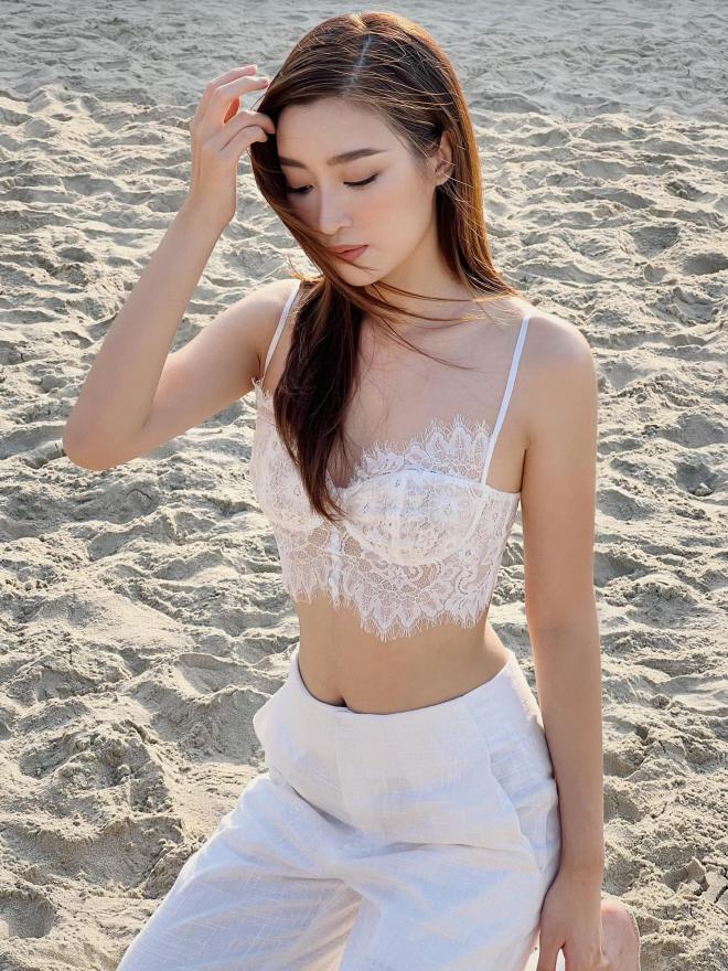 Tho&aacute;t vai g&aacute;i ngoan, Đỗ Mỹ Linh sexy n&oacute;ng bỏng - Ảnh 1.