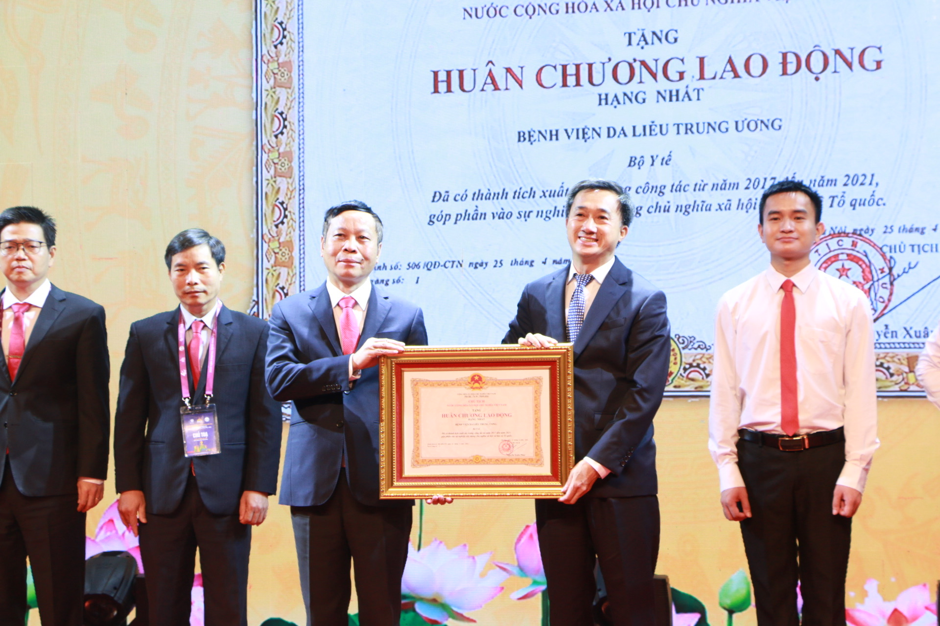 Bệnh viện Da liễu Trung ương nhận Huân chương Lao động hạng nhất