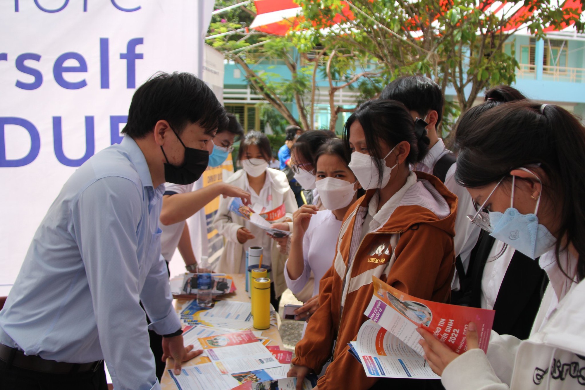 "Đưa trường học đến thí sinh" 2022: Học sinh Quảng Nam tự tin chọn ngành