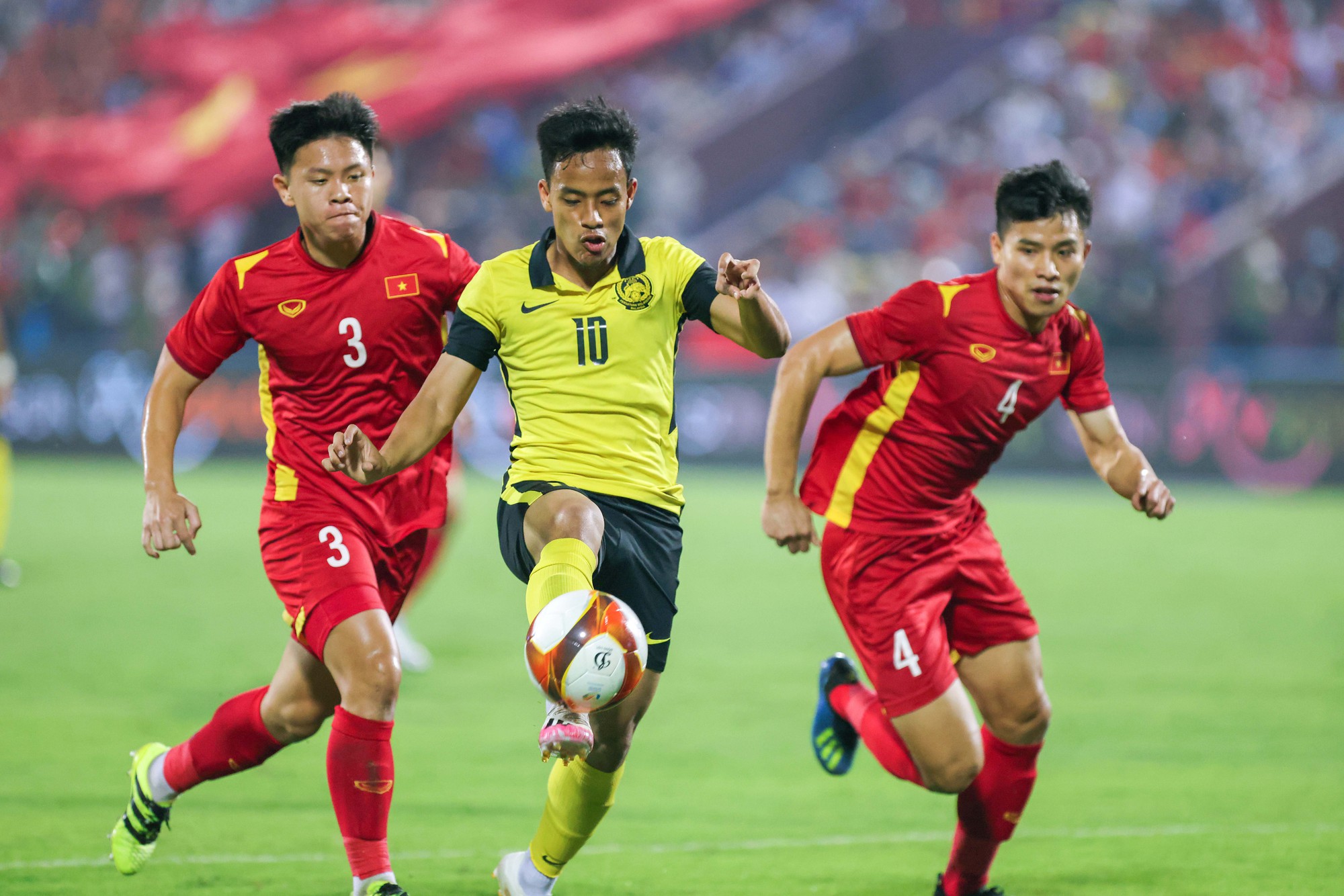 Thủ m&ocirc;n U23 Malaysia kh&oacute;c nức nở sau khi thua U23 Việt Nam - Ảnh 1.