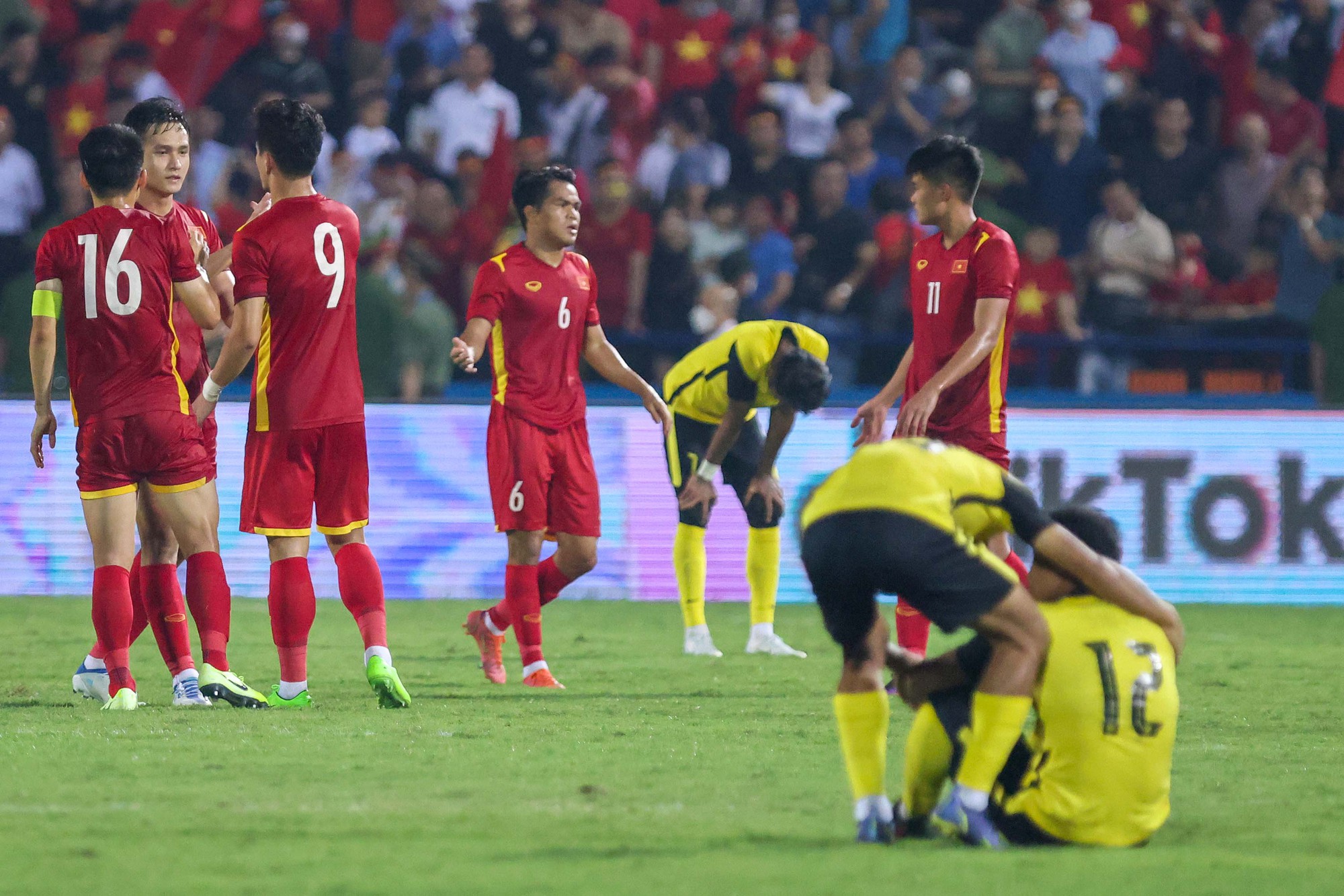 Thủ m&ocirc;n U23 Malaysia kh&oacute;c nức nở sau khi thua U23 Việt Nam - Ảnh 2.