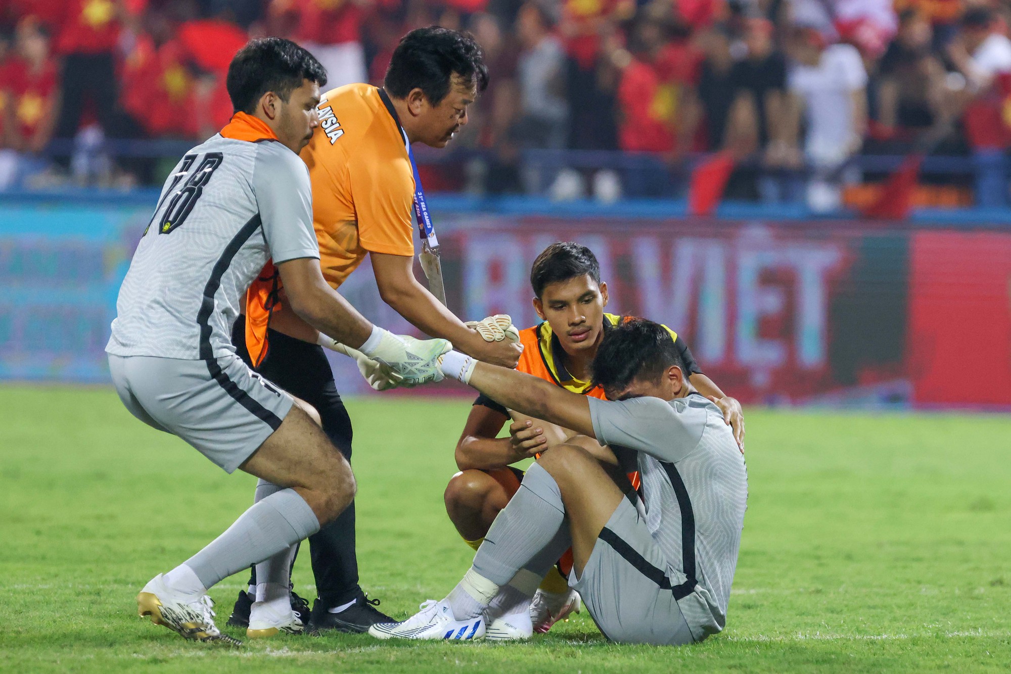 Thủ m&ocirc;n U23 Malaysia kh&oacute;c nức nở sau khi thua U23 Việt Nam - Ảnh 6.