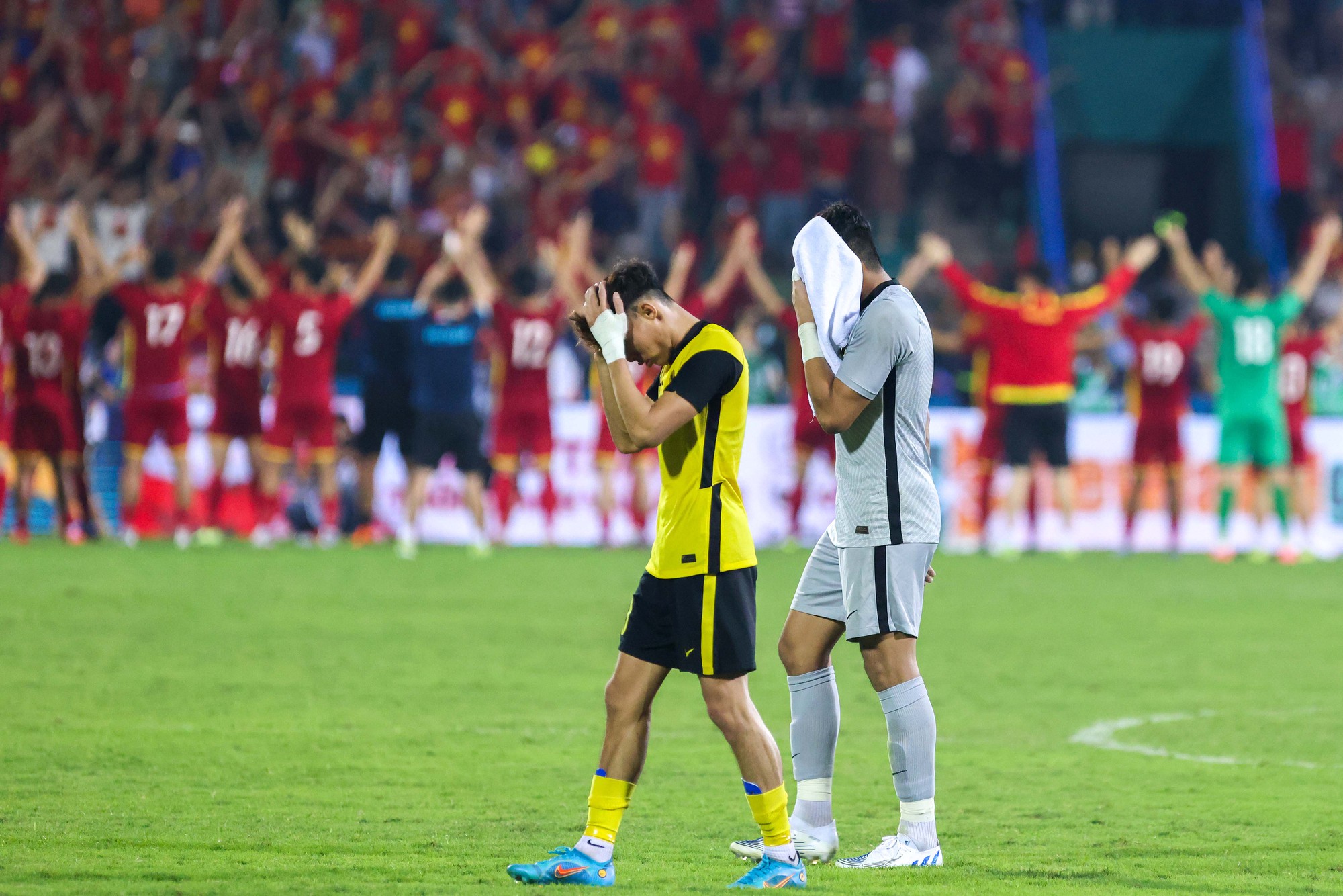 Thủ m&ocirc;n U23 Malaysia kh&oacute;c nức nở sau khi thua U23 Việt Nam - Ảnh 8.