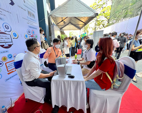 Hơn 5.000 sinh viên tham gia ngày hội việc làm