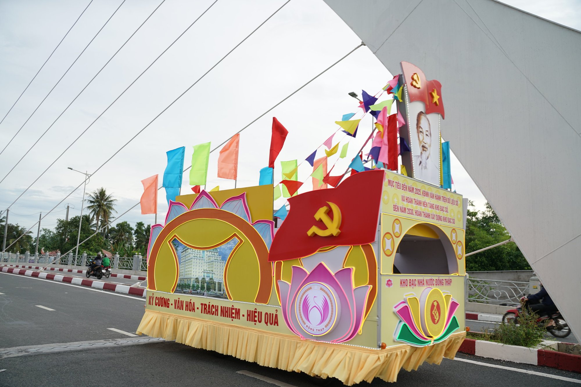 Đồng Tháp ngập tràn sắc sen - Ảnh 7.