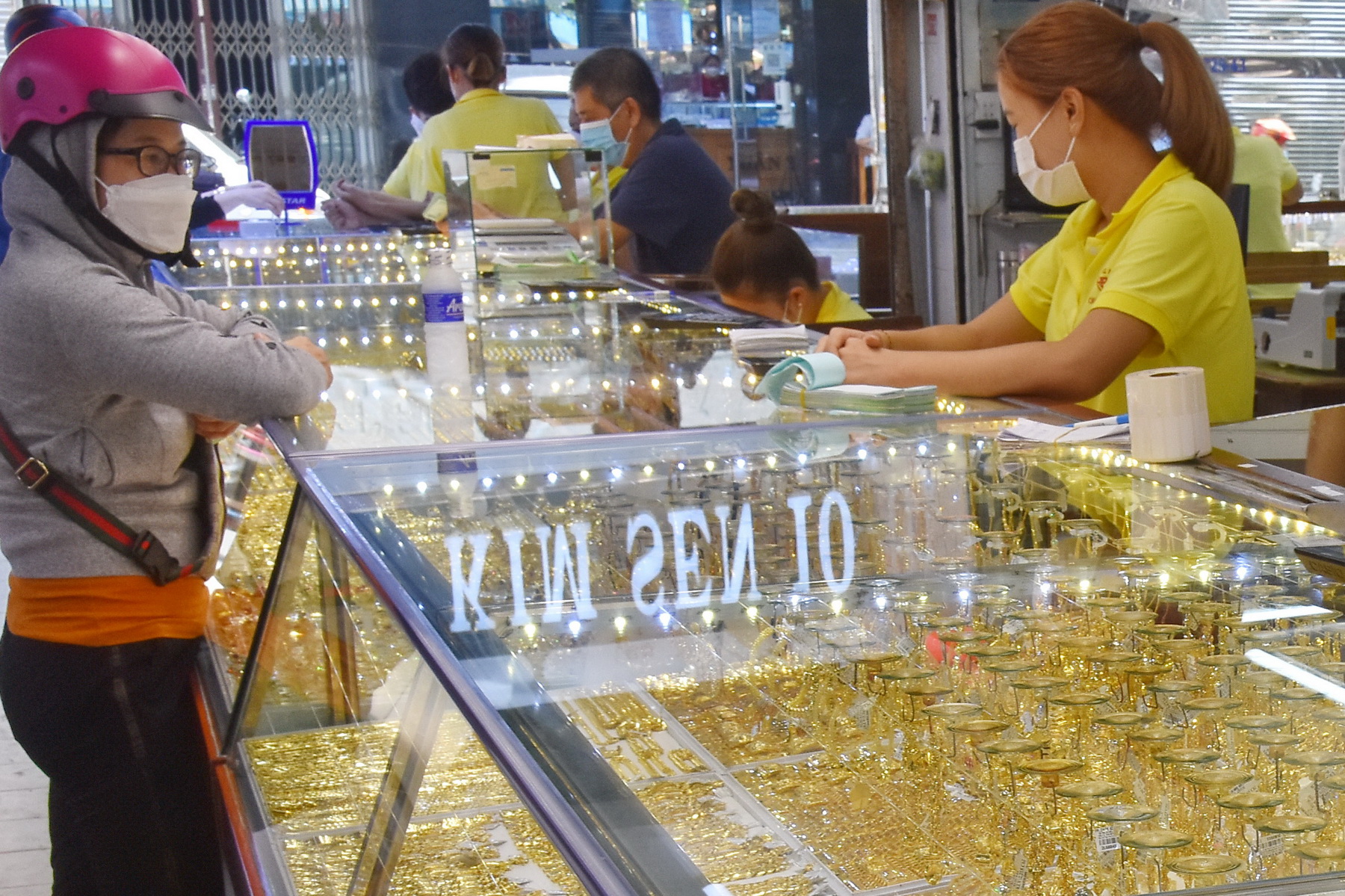 Giá vàng hôm nay 20-5: Ồ ạt lao lên khi USD đảo chiều giảm giá