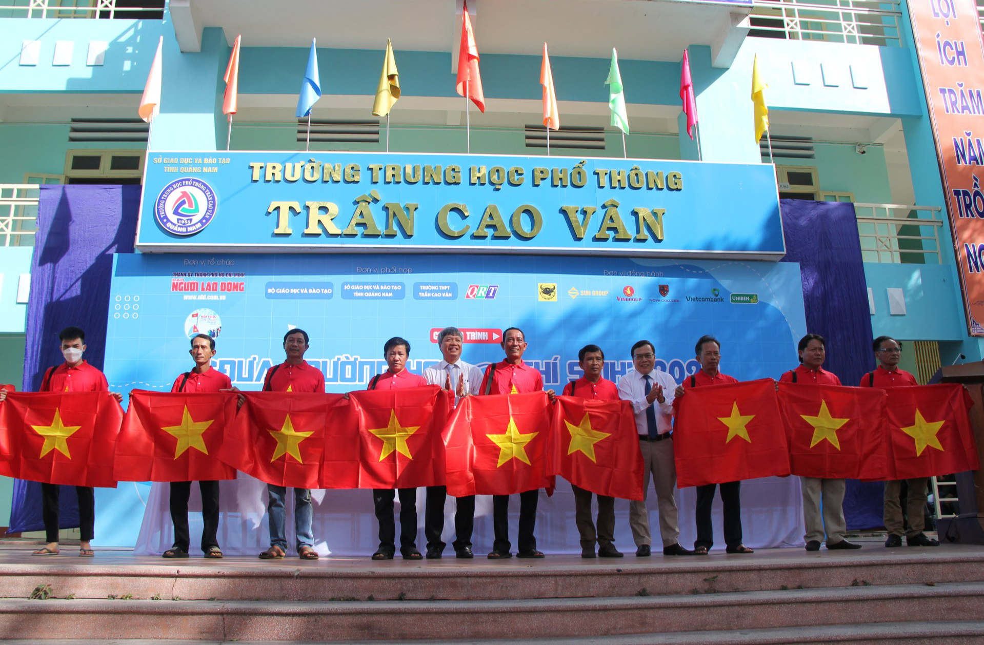 Trao thêm 7.000 lá cờ Tổ quốc cho ngư dân Quảng Nam