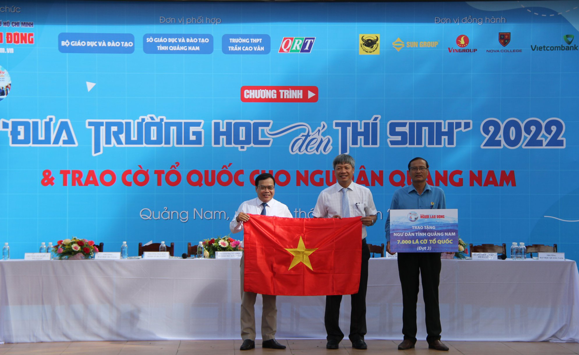 Trao th&ecirc;m 7.000 l&aacute; cờ Tổ quốc cho ngư d&acirc;n Quảng Nam - Ảnh 1.
